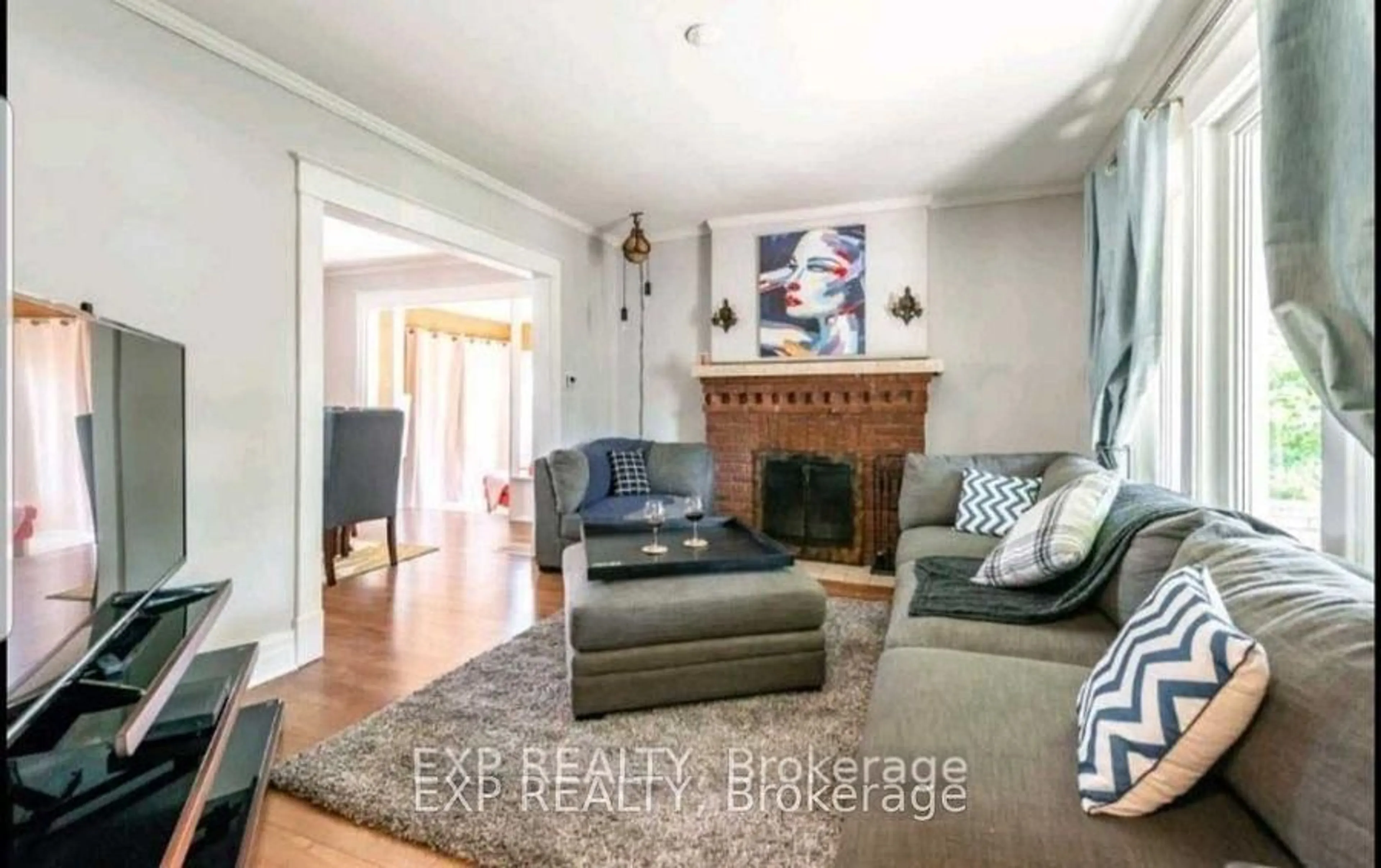 Living room with furniture, unknown for 5037 Jepson St, Niagara Falls Ontario L2E 1K4