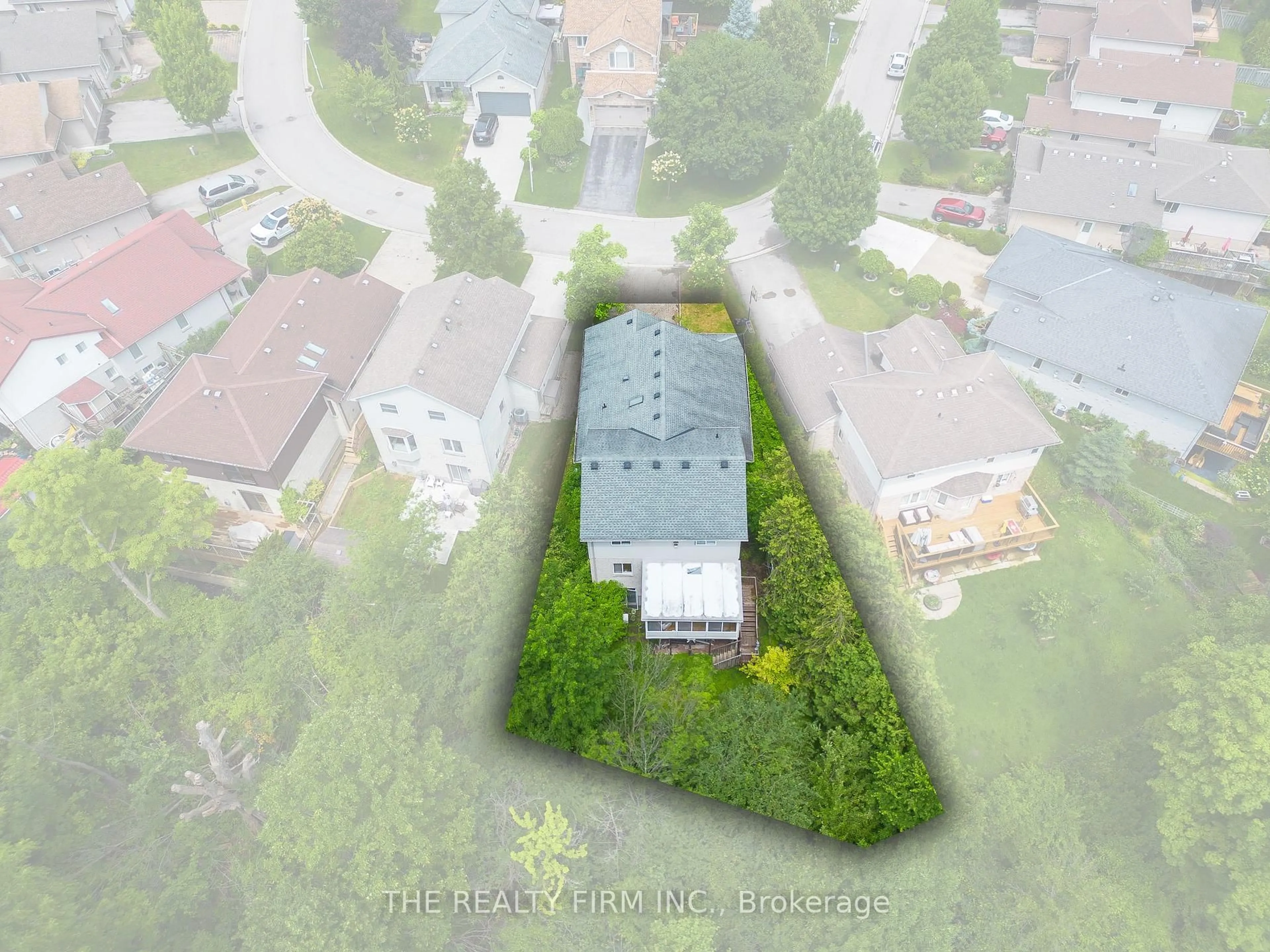 A pic from outside/outdoor area/front of a property/back of a property/a pic from drone, building for 370 Jonathan St, London South Ontario N5Z 5C8