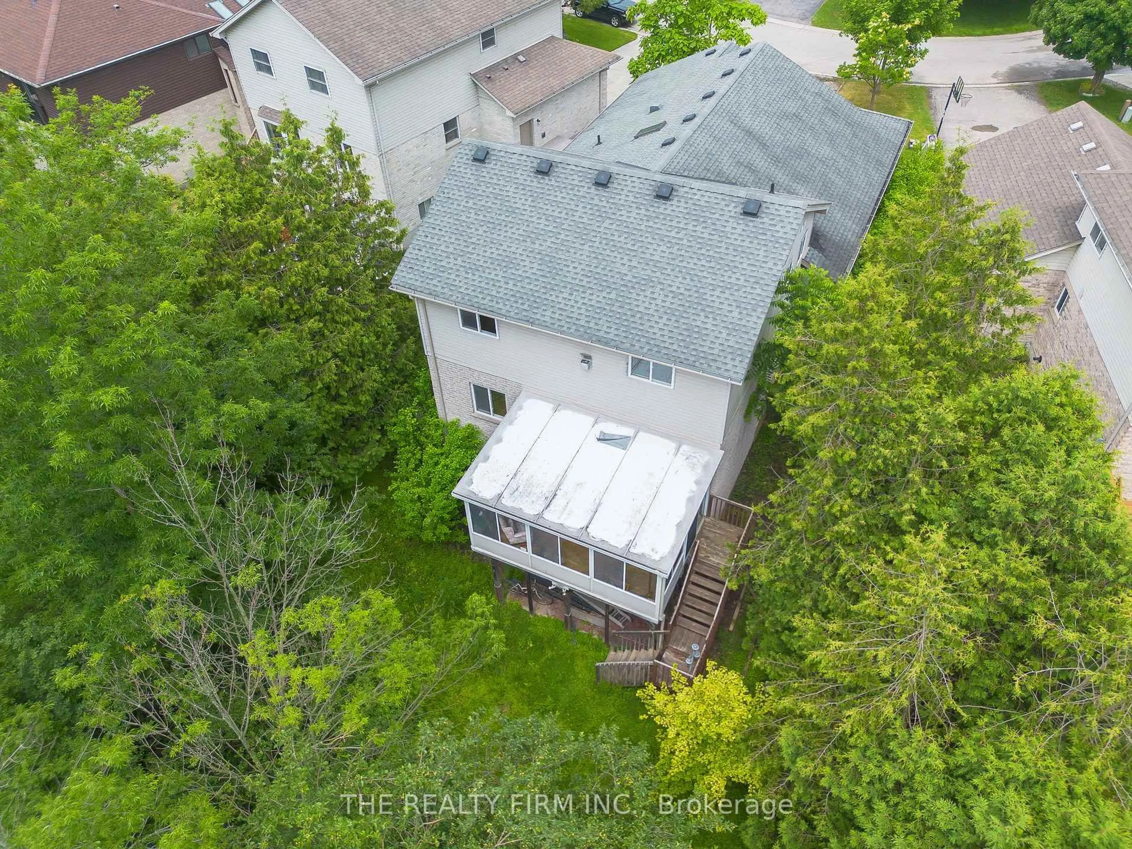 A pic from outside/outdoor area/front of a property/back of a property/a pic from drone, unknown for 370 Jonathan St, London South Ontario N5Z 5C8