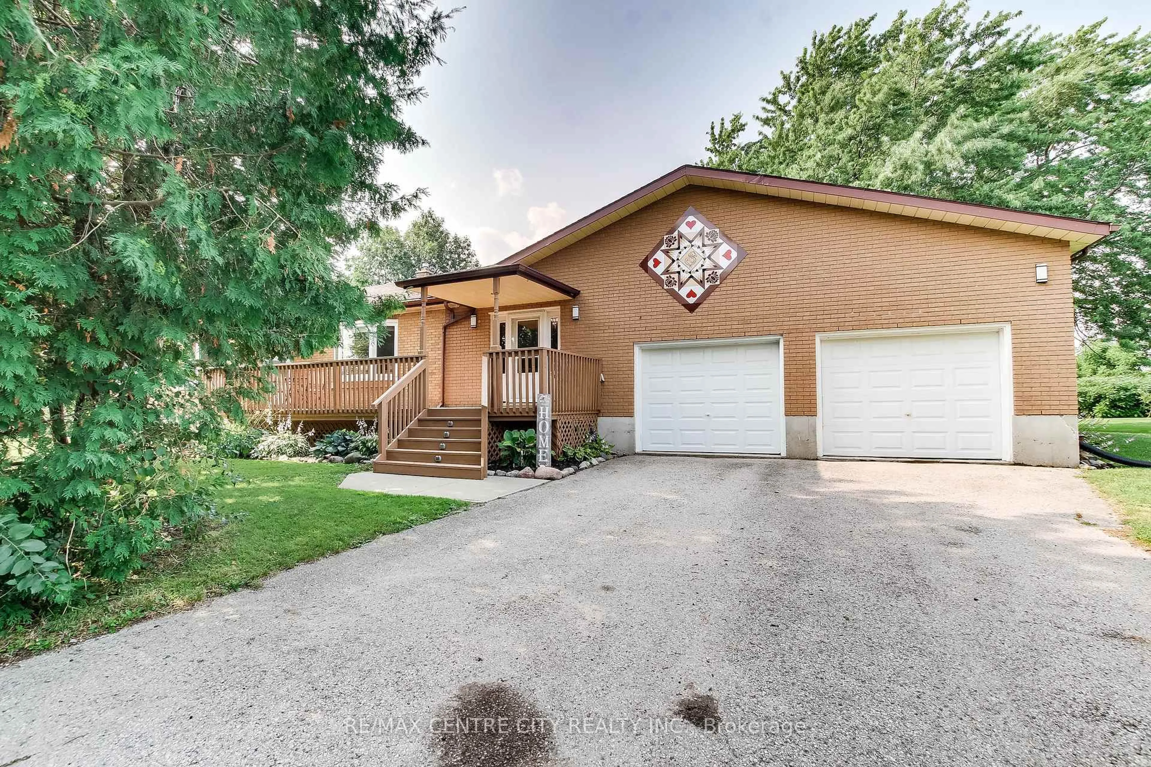 Home with vinyl exterior material, street for 42508 Truman Line, Central Elgin Ontario N5P 3T1