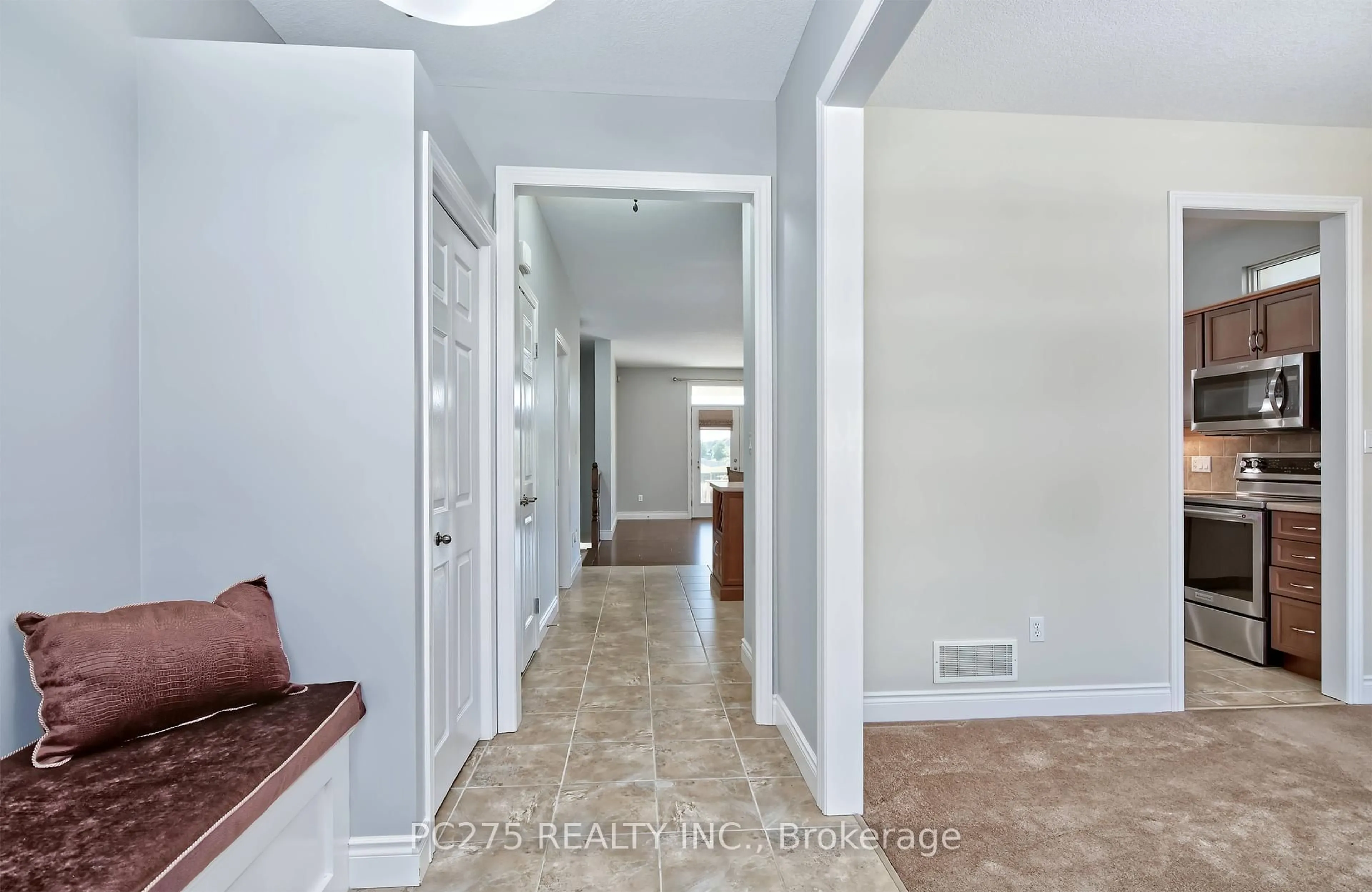 Indoor entryway for 41 Park Pl, Tillsonburg Ontario N4G 0B8