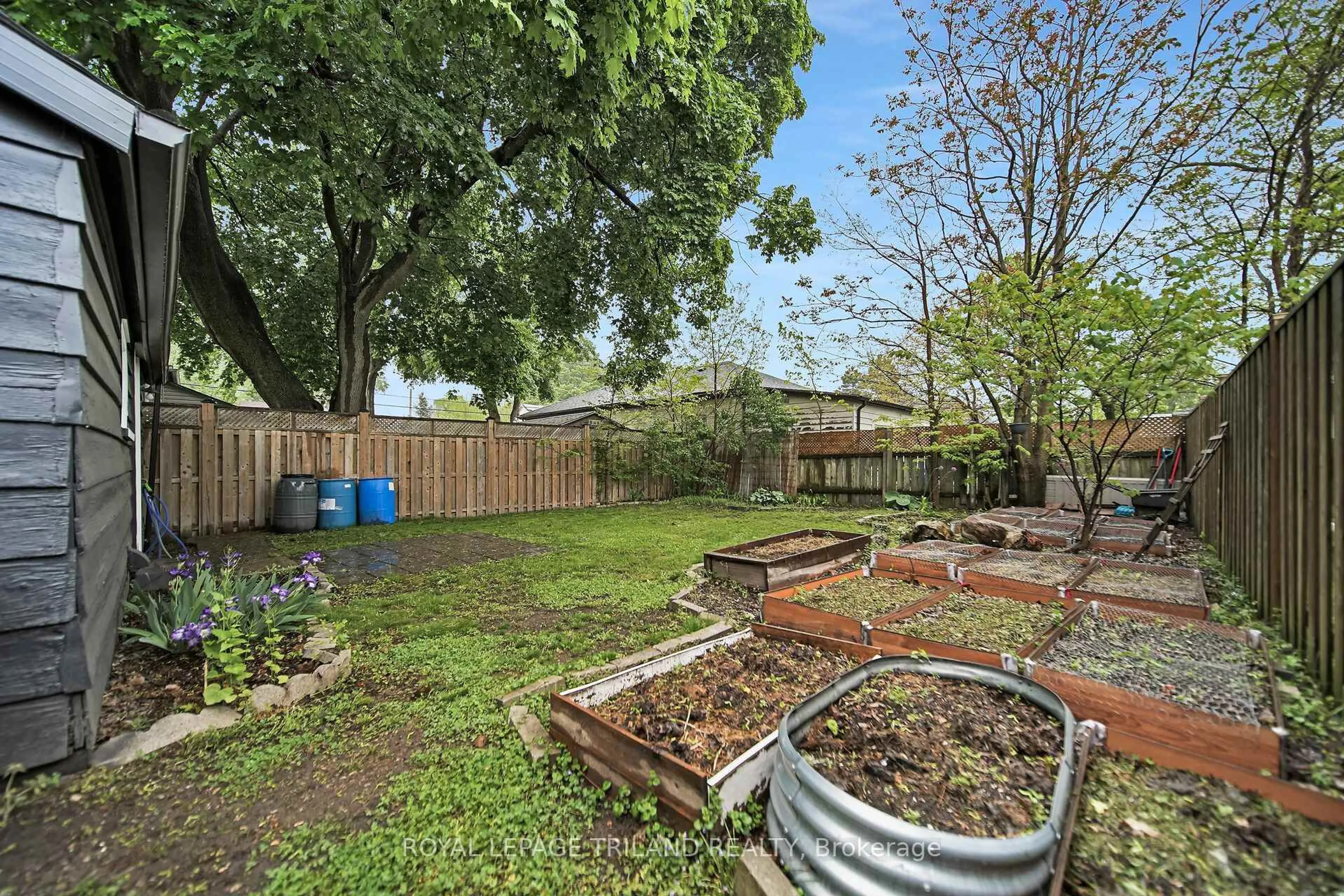 Patio, unknown for 789 Little Hill St, London East Ontario N5Z 1N1