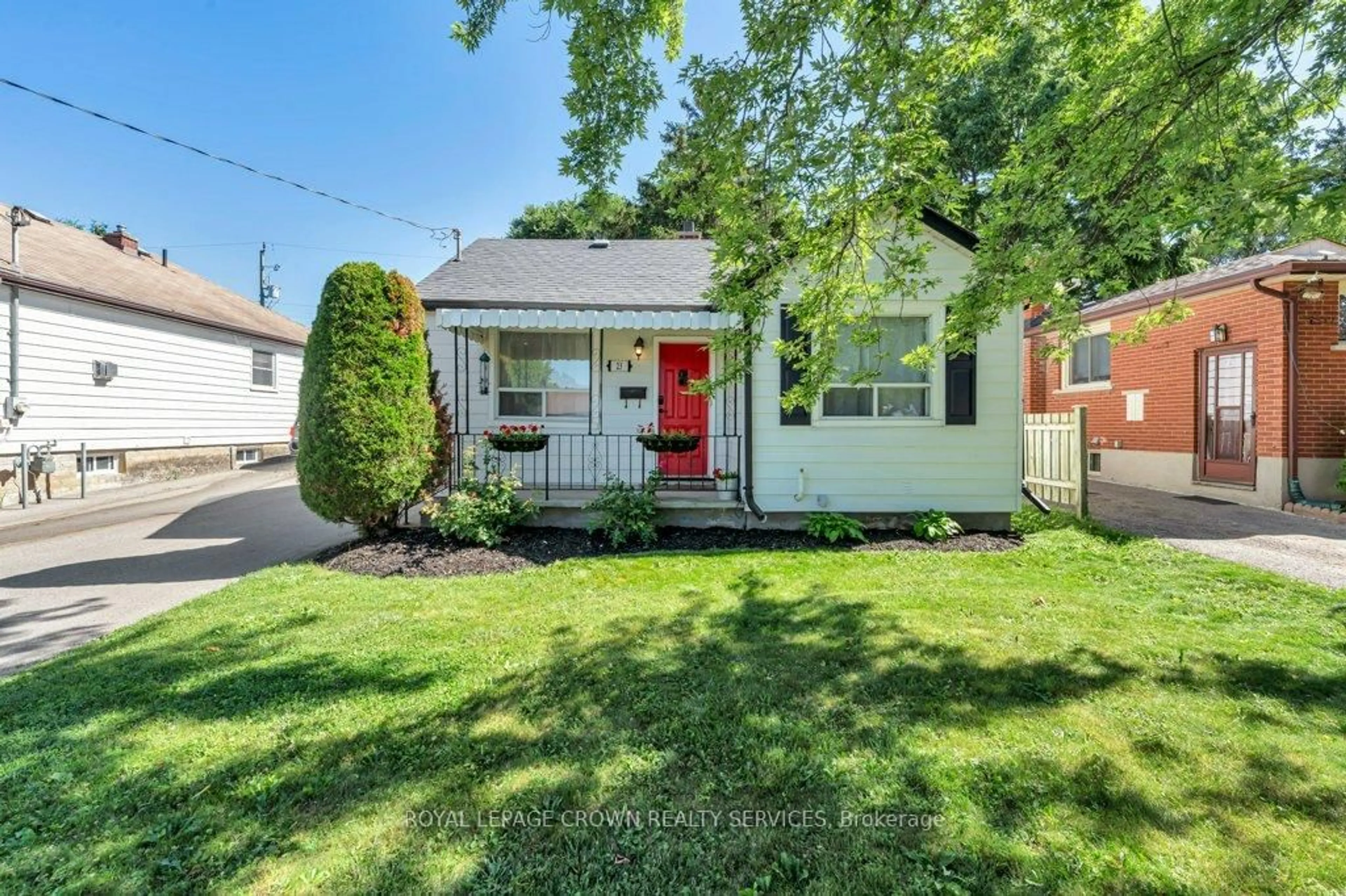 Home with vinyl exterior material, street for 23 Broadview Ave, Cambridge Ontario N1R 3V6