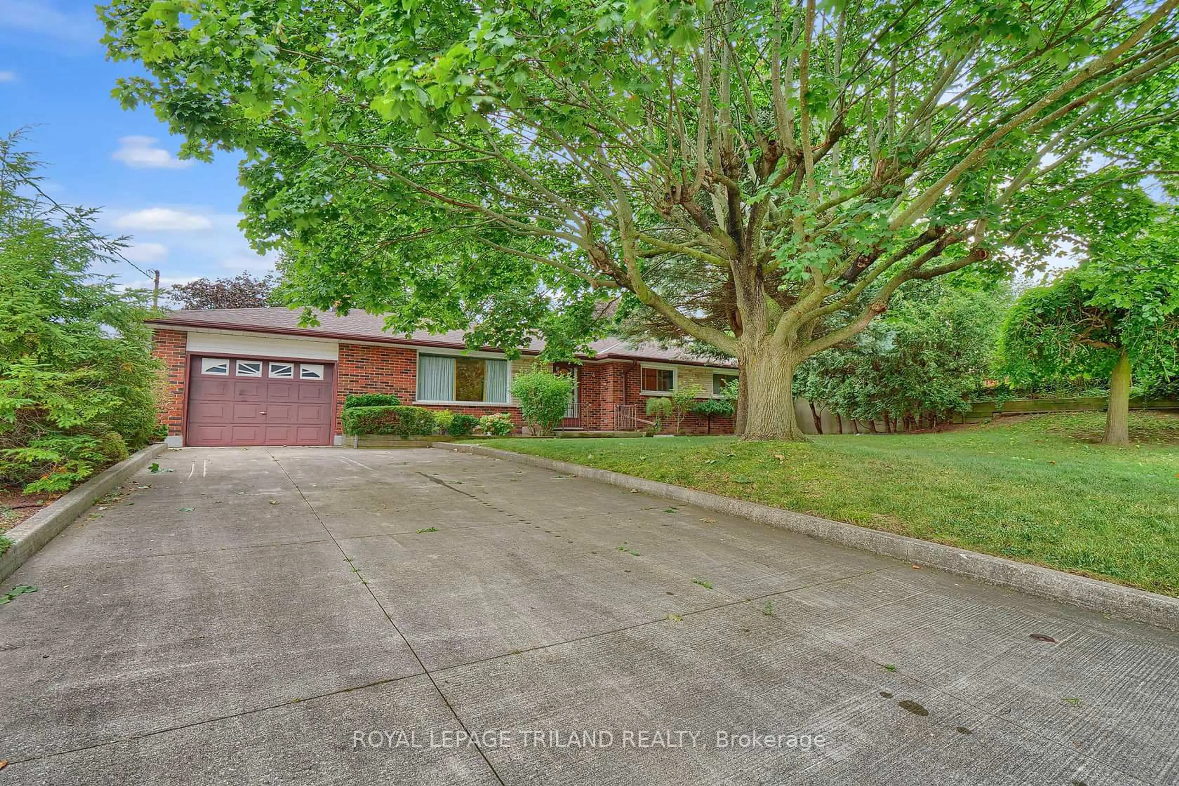 A pic from outside/outdoor area/front of a property/back of a property/a pic from drone, street for 568 Gordon Ave, London South Ontario N6J 2V7