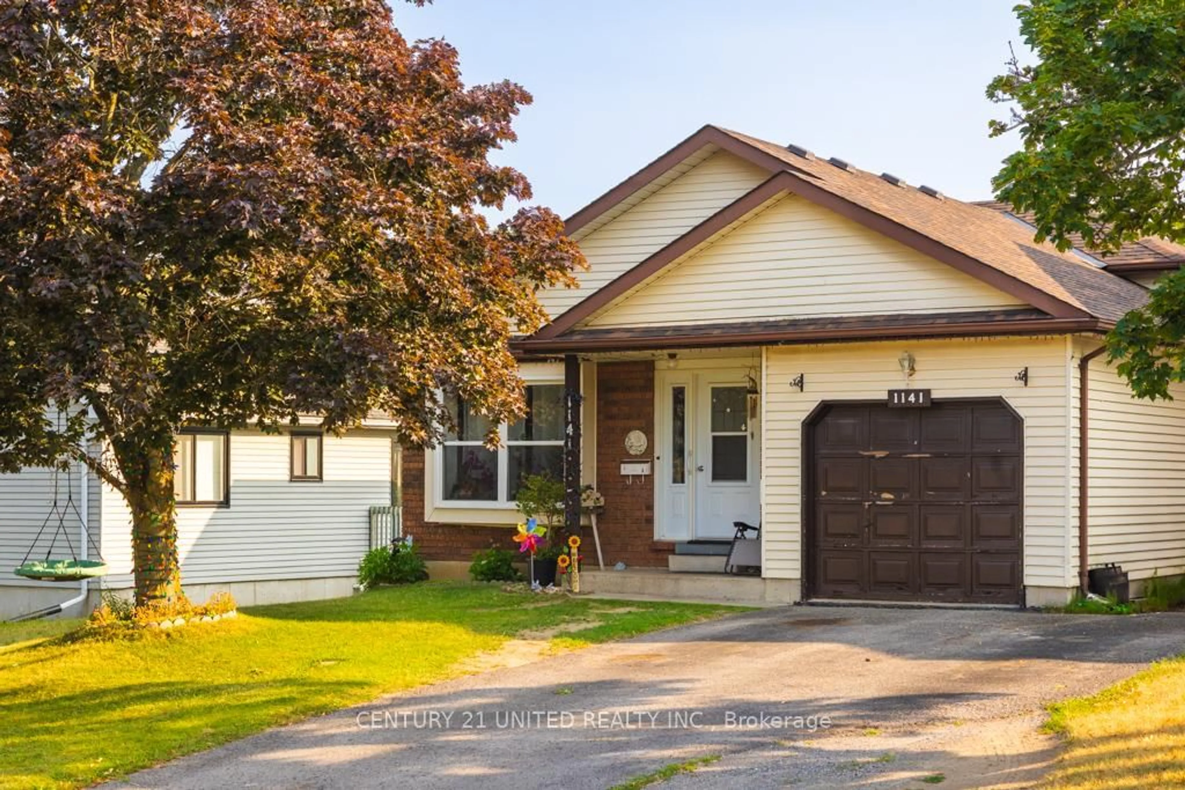 Home with vinyl exterior material, street for 1141 Huntington Circ, Peterborough West Ontario K9K 2B1
