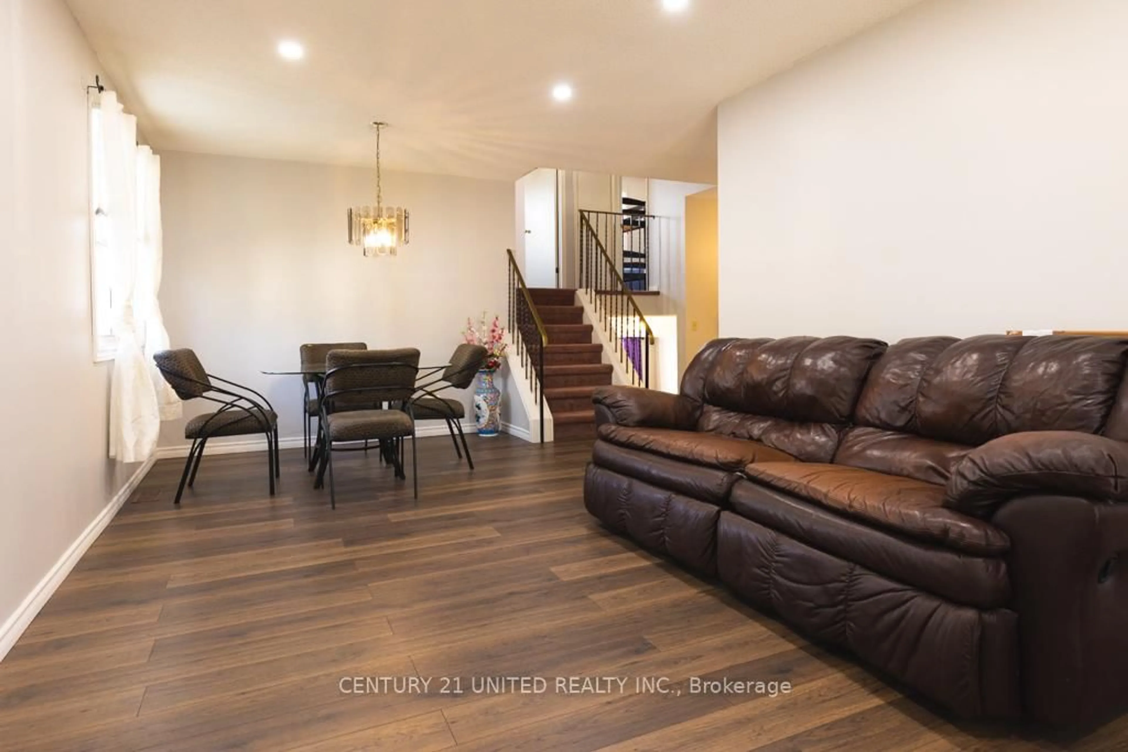 Living room with furniture, wood/laminate floor for 1141 Huntington Circ, Peterborough West Ontario K9K 2B1