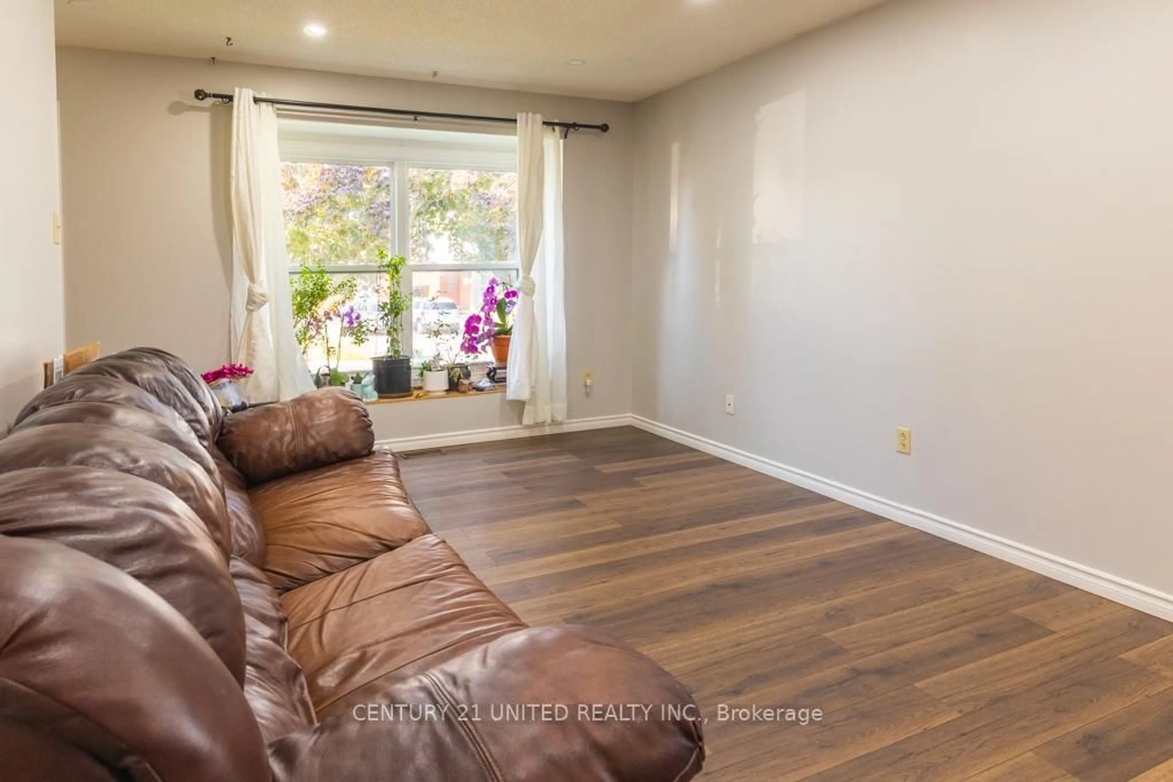Living room with furniture, wood/laminate floor for 1141 Huntington Circ, Peterborough West Ontario K9K 2B1