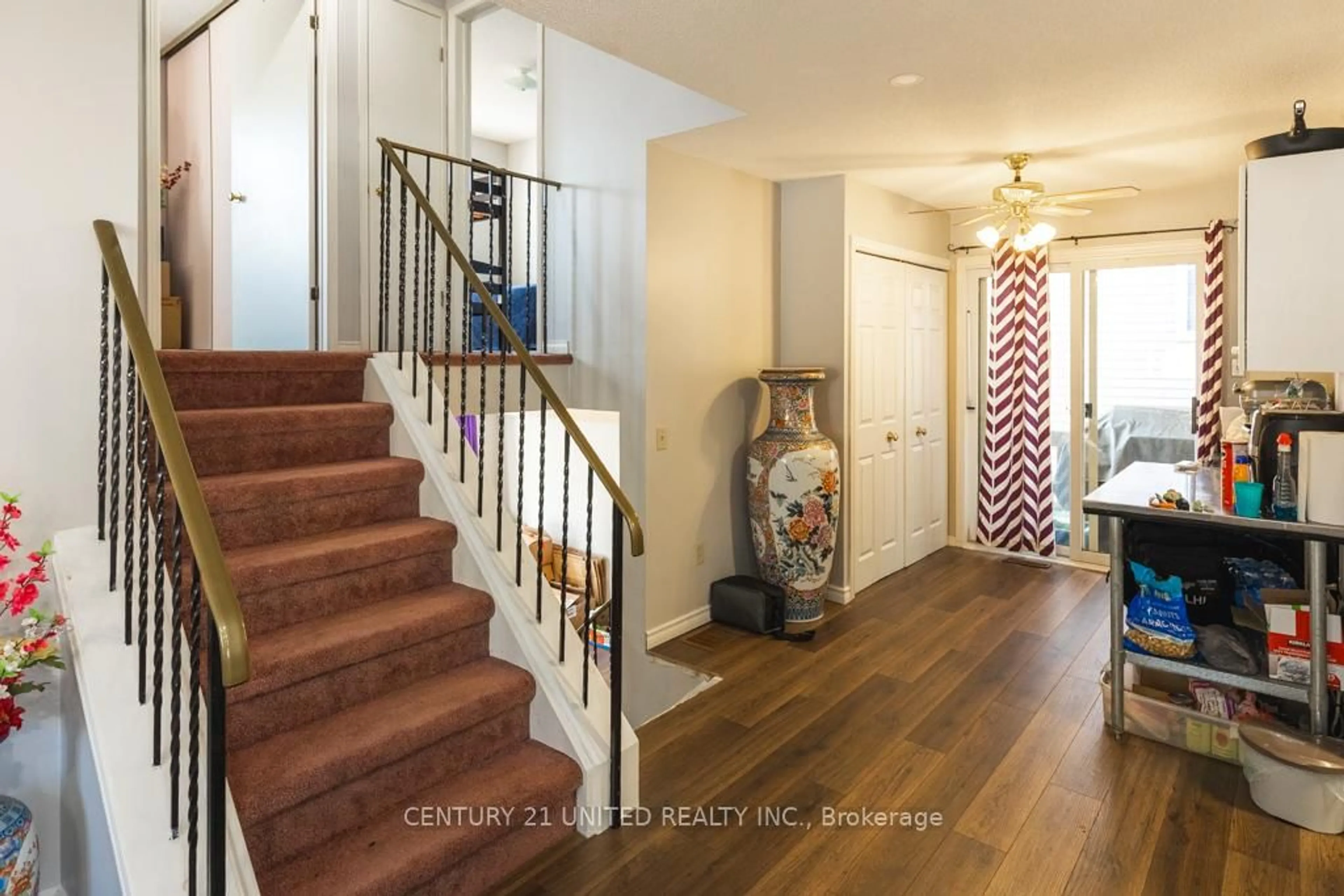 Indoor entryway for 1141 Huntington Circ, Peterborough West Ontario K9K 2B1