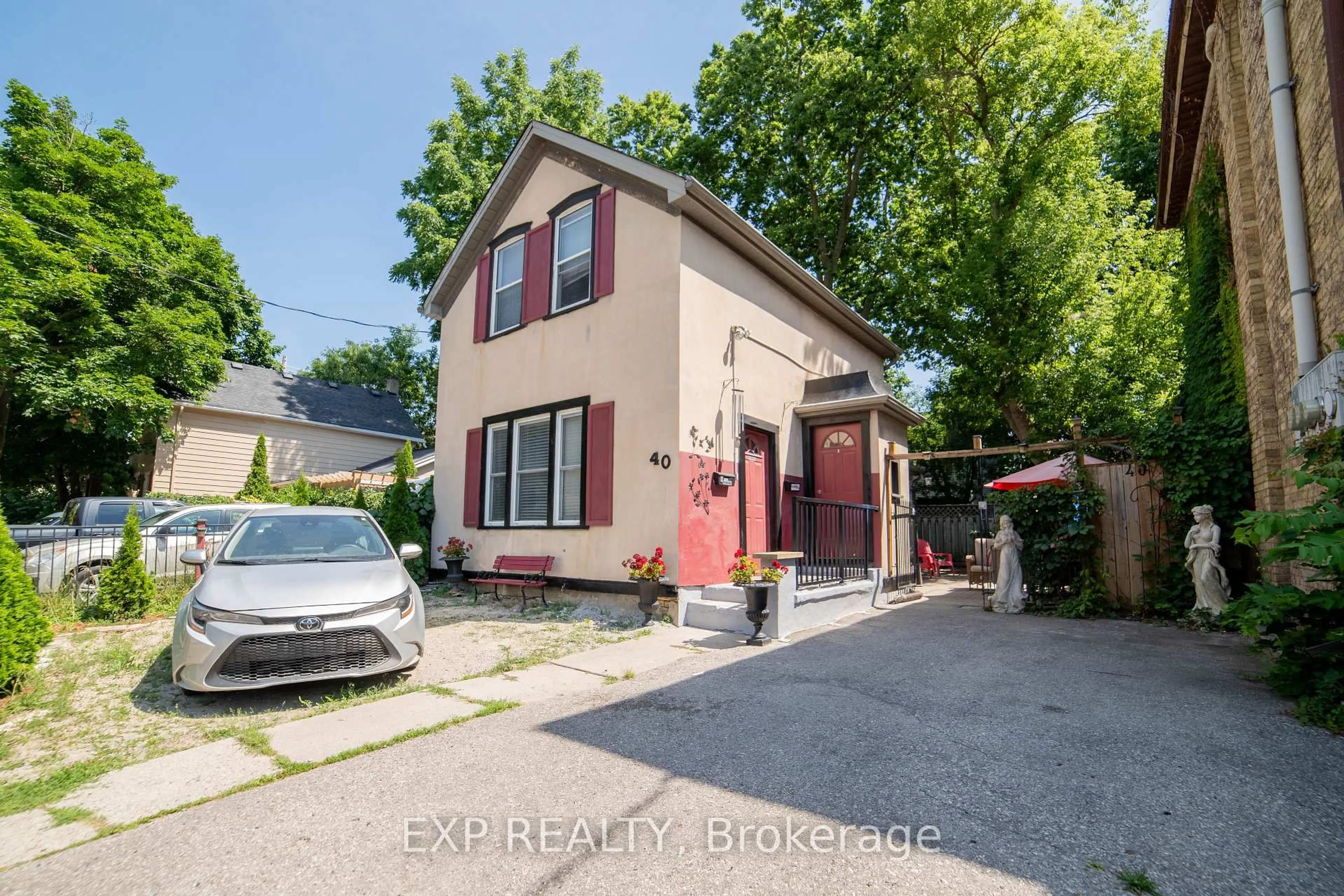 A pic from outside/outdoor area/front of a property/back of a property/a pic from drone, street for 40 Cartwright St, London East Ontario N6B 2W4