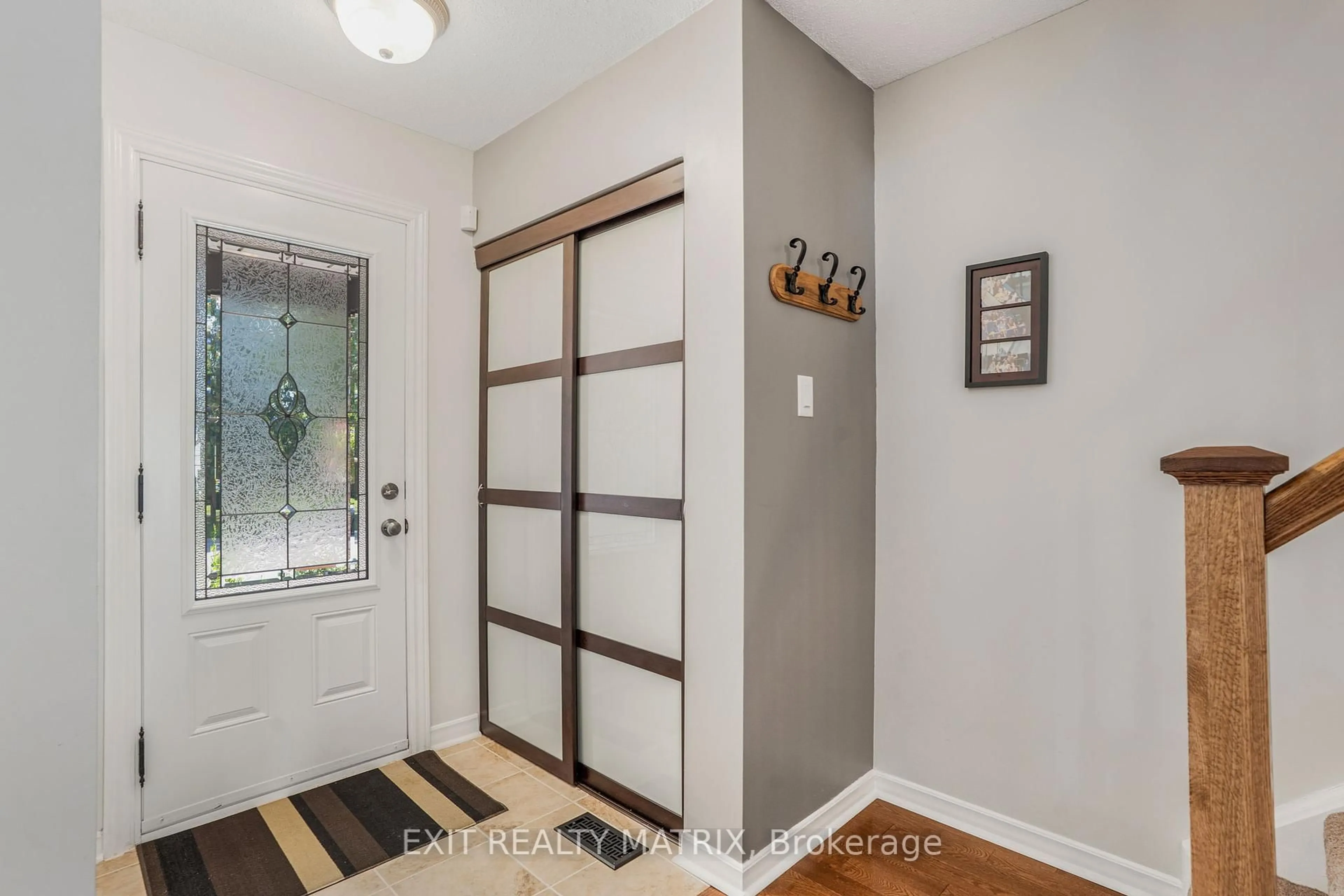 Indoor entryway for 1151 Ste Therese Lane, Orleans Ontario K1C 2A5
