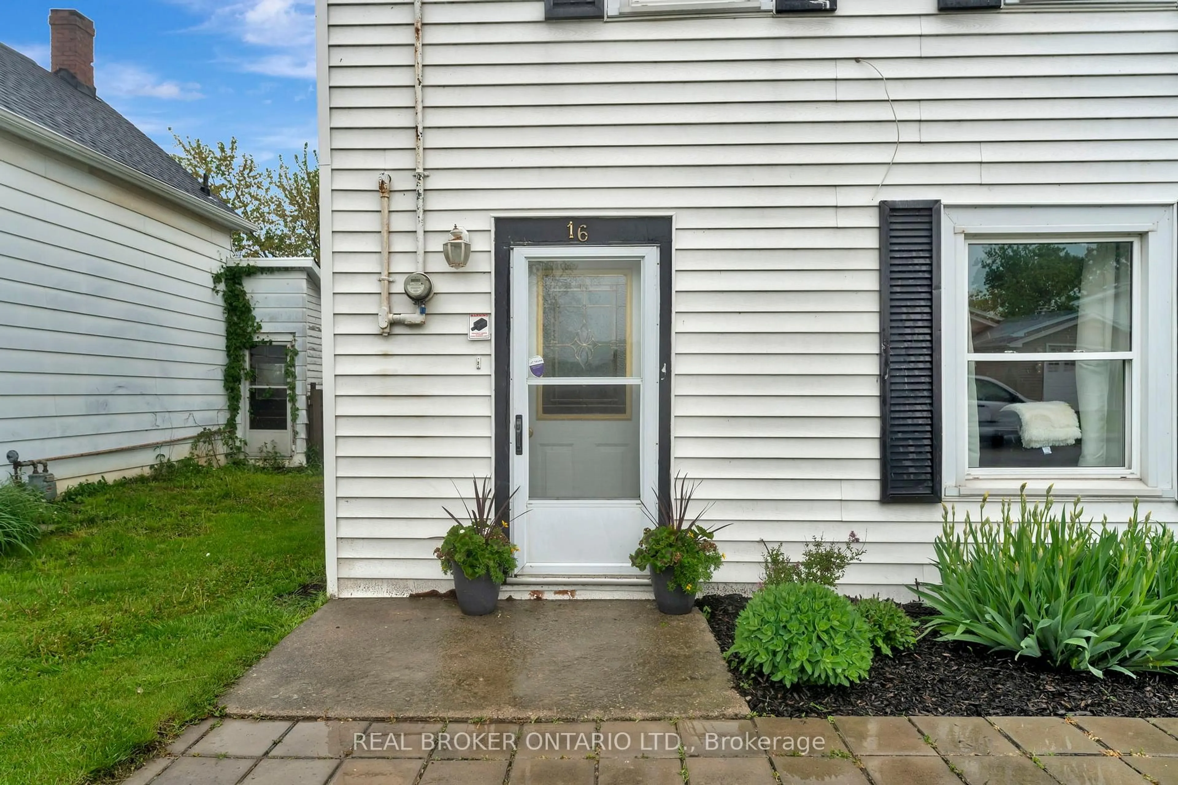 Indoor entryway for 16 John St, Haldimand Ontario N0A 1H0