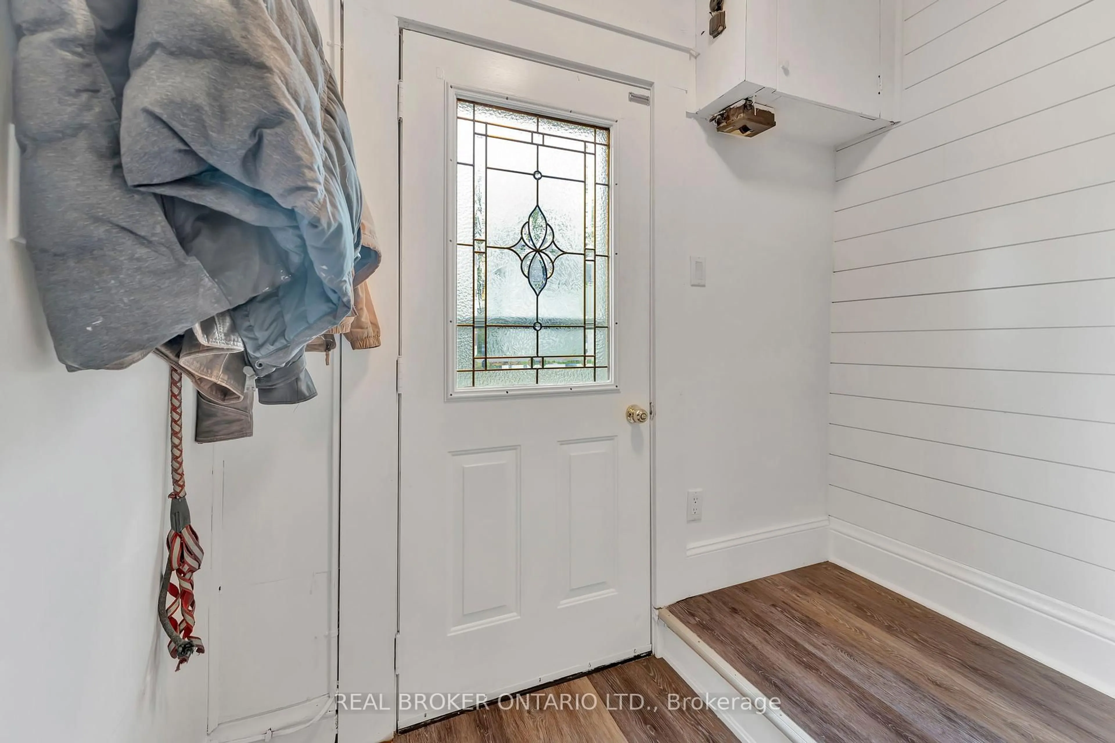 Indoor entryway for 16 John St, Haldimand Ontario N0A 1H0