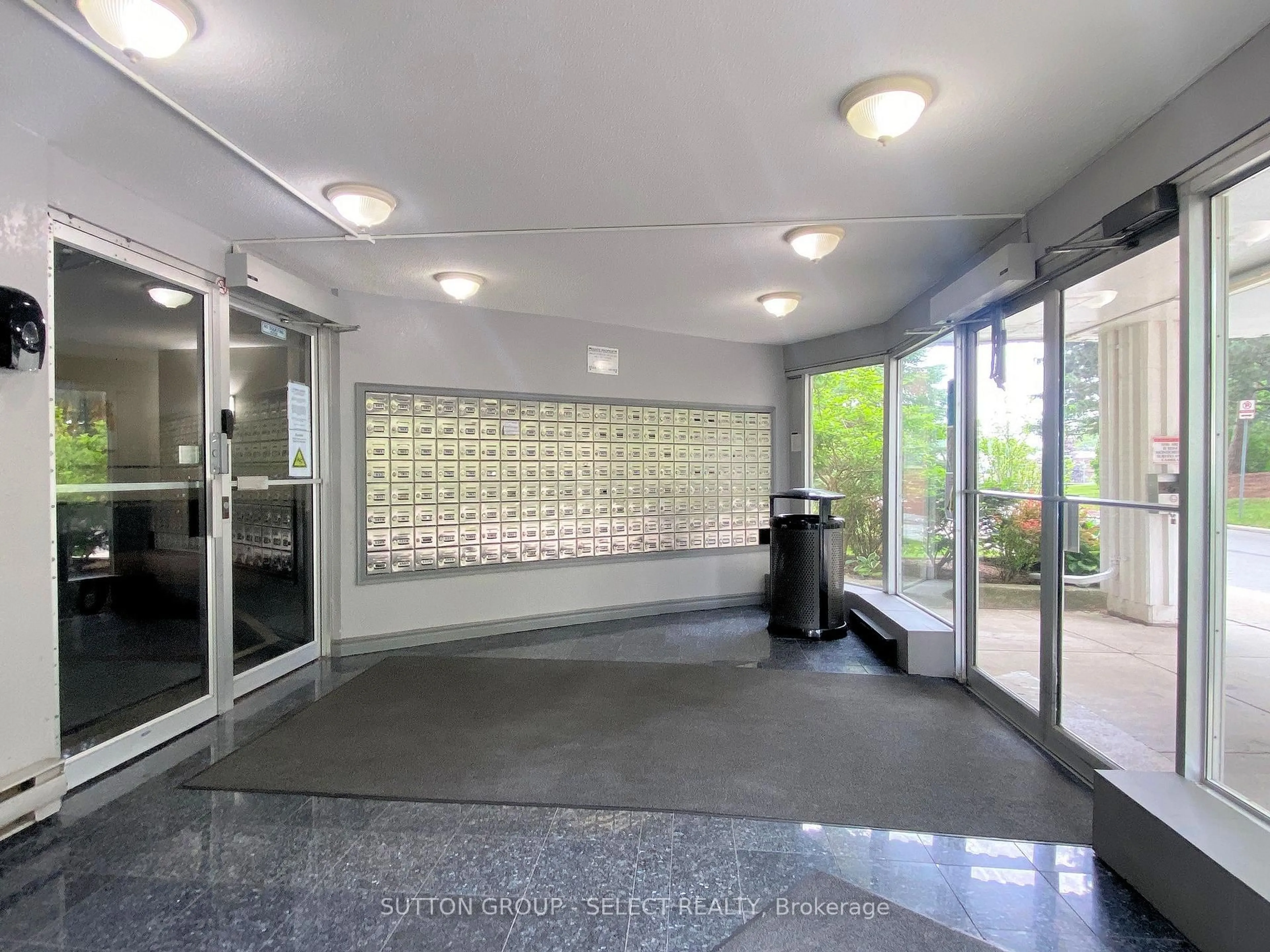 Indoor foyer for 1103 JALNA Blvd #406, London South Ontario N6E 2W8