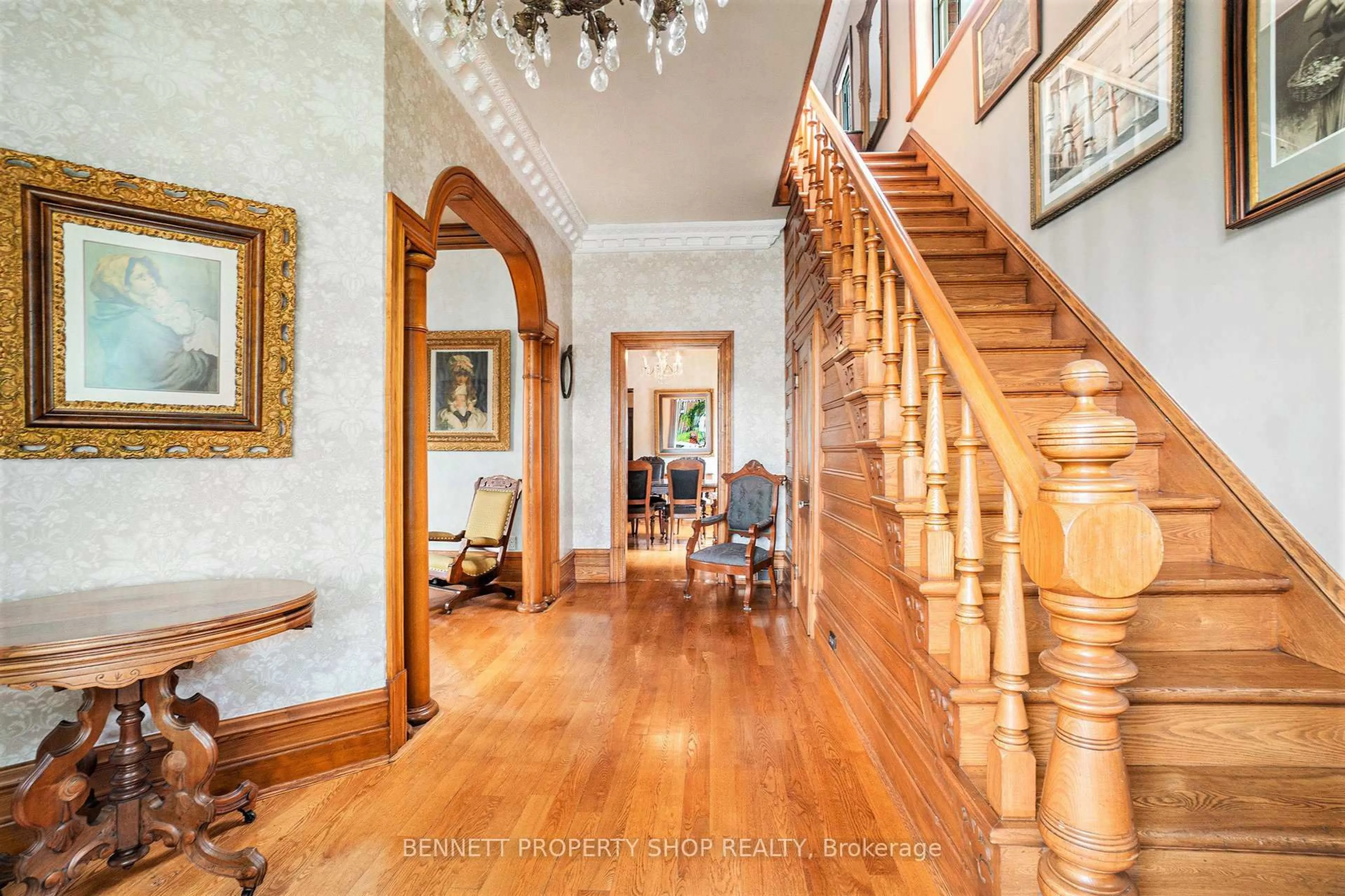 Indoor foyer for 118 High St, Carleton Place Ontario K7C 1W4