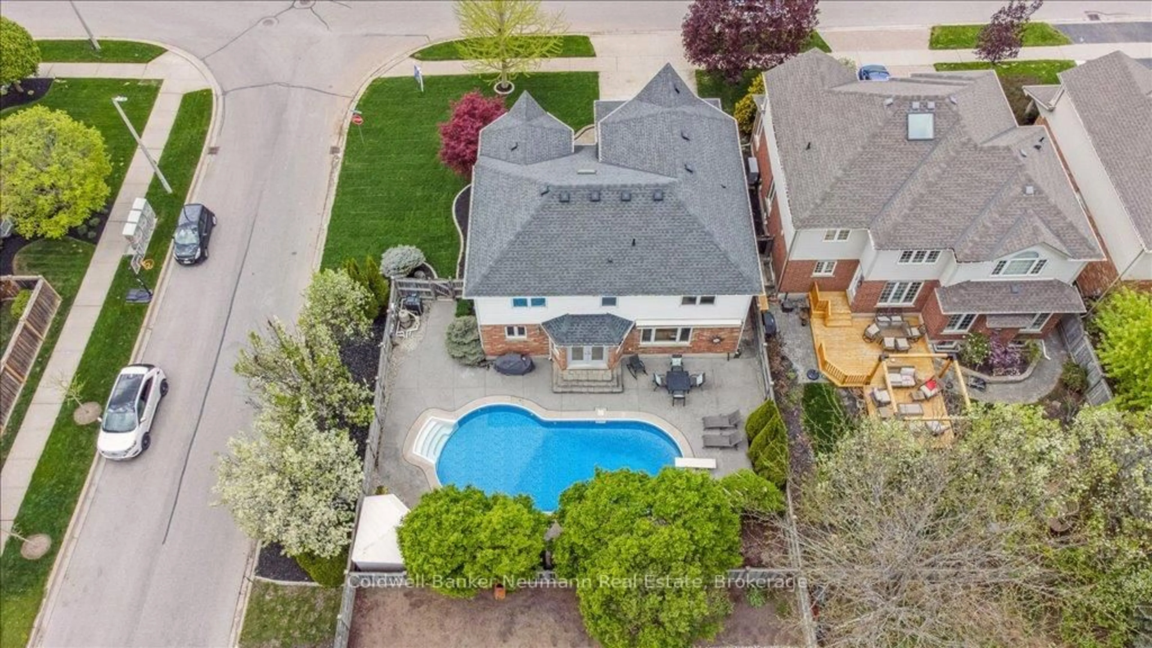 A pic from outside/outdoor area/front of a property/back of a property/a pic from drone, street for 19 Miller St, Guelph Ontario N1L 1P1