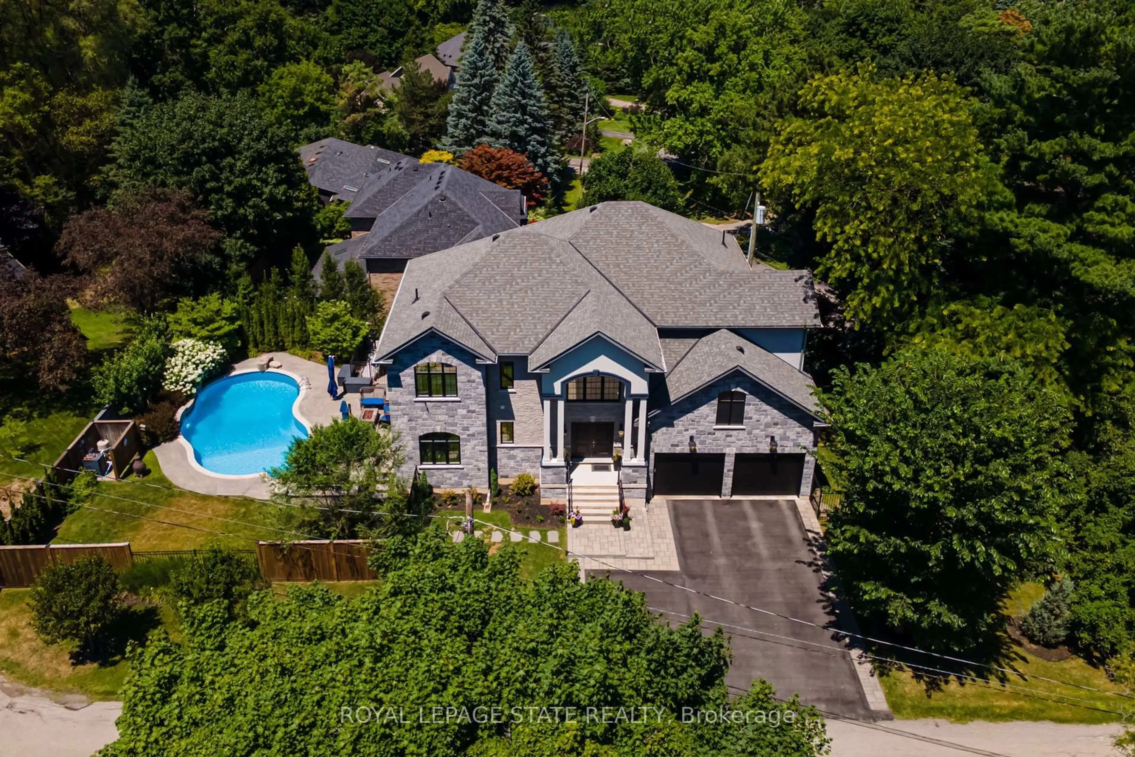A pic from outside/outdoor area/front of a property/back of a property/a pic from drone, street for 175 Oakhill Pl, Hamilton Ontario L9G 1C8