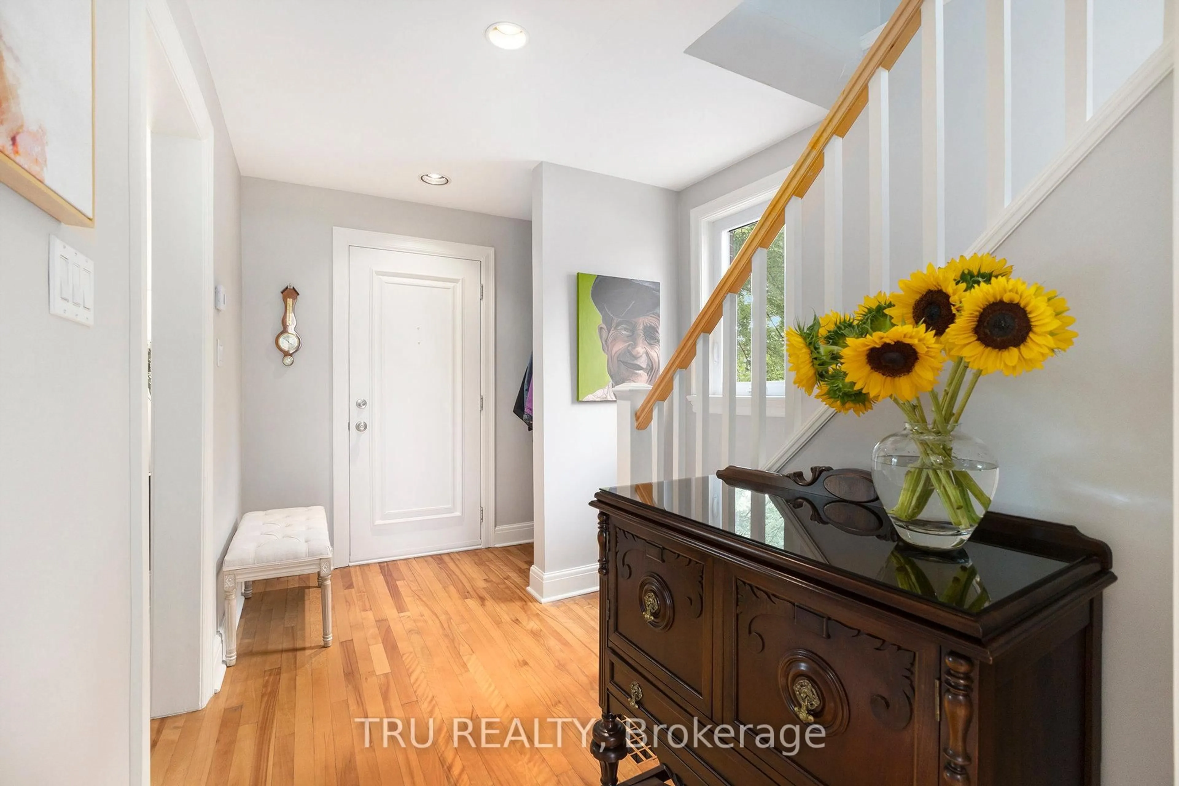 Indoor entryway for 36 Bullock Ave, Ottawa Ontario K1S 1H1