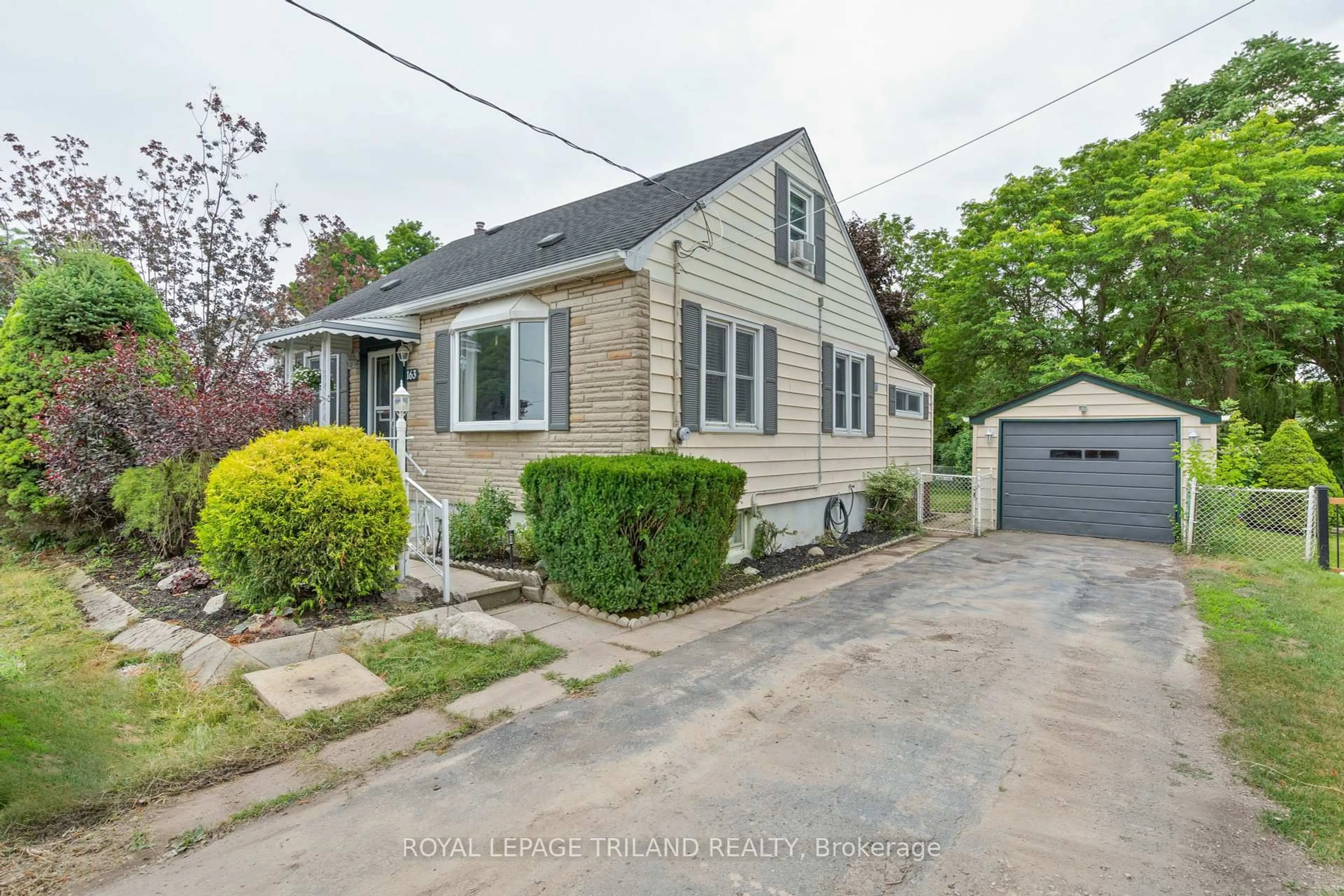 A pic from outside/outdoor area/front of a property/back of a property/a pic from drone, street for 163 CHESTNUT St, St. Thomas Ontario N5R 2B3