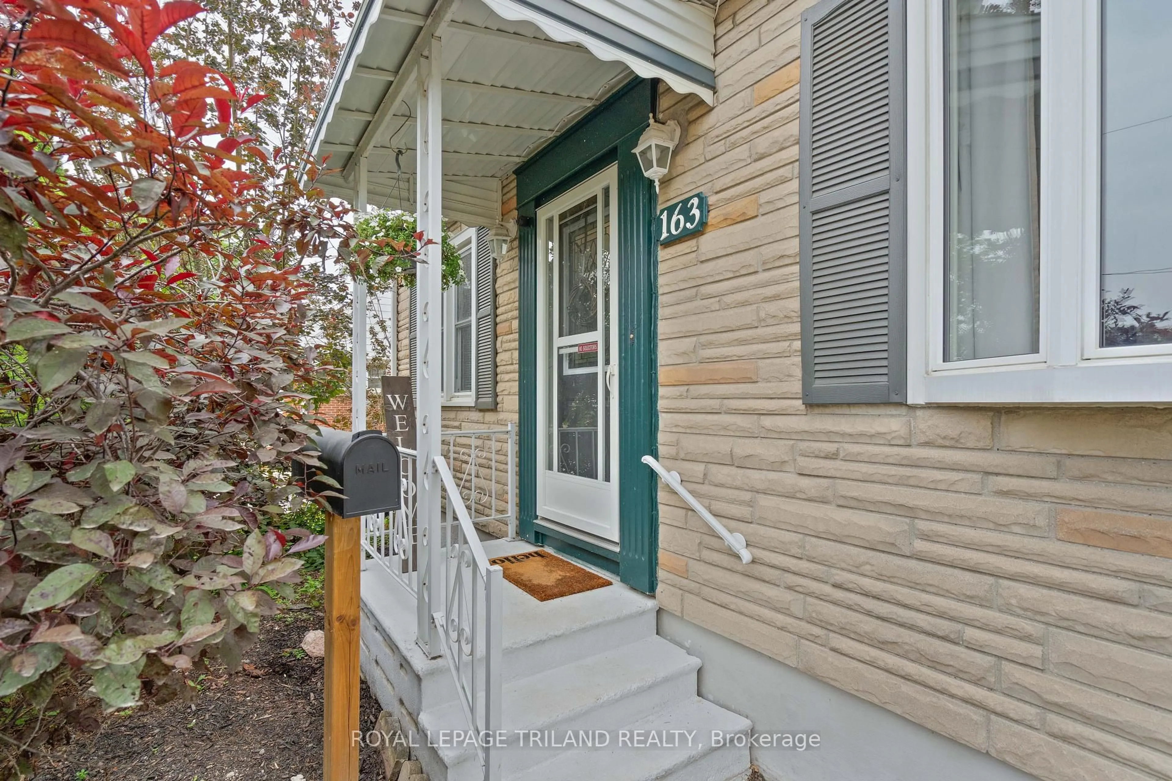 Indoor entryway for 163 CHESTNUT St, St. Thomas Ontario N5R 2B3