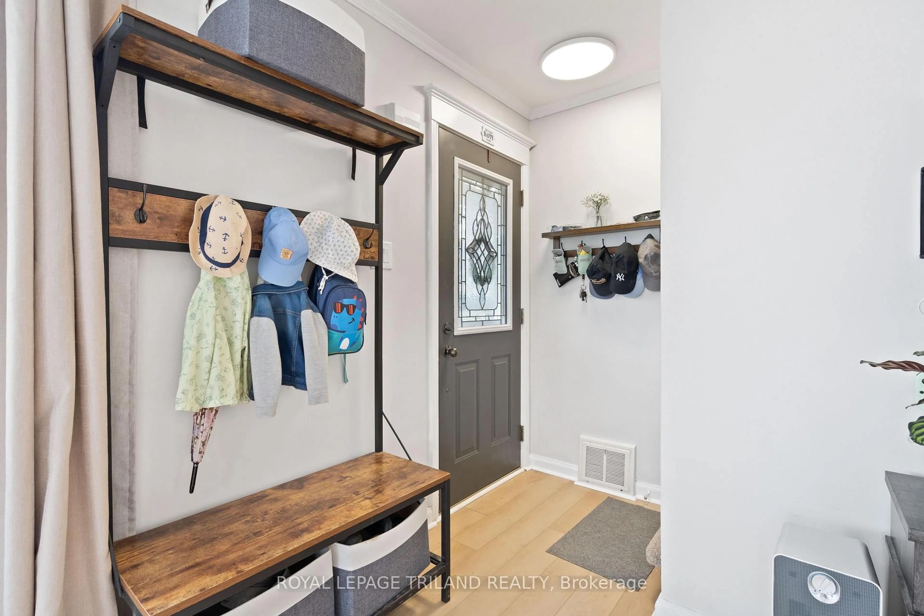 Indoor entryway for 163 CHESTNUT St, St. Thomas Ontario N5R 2B3