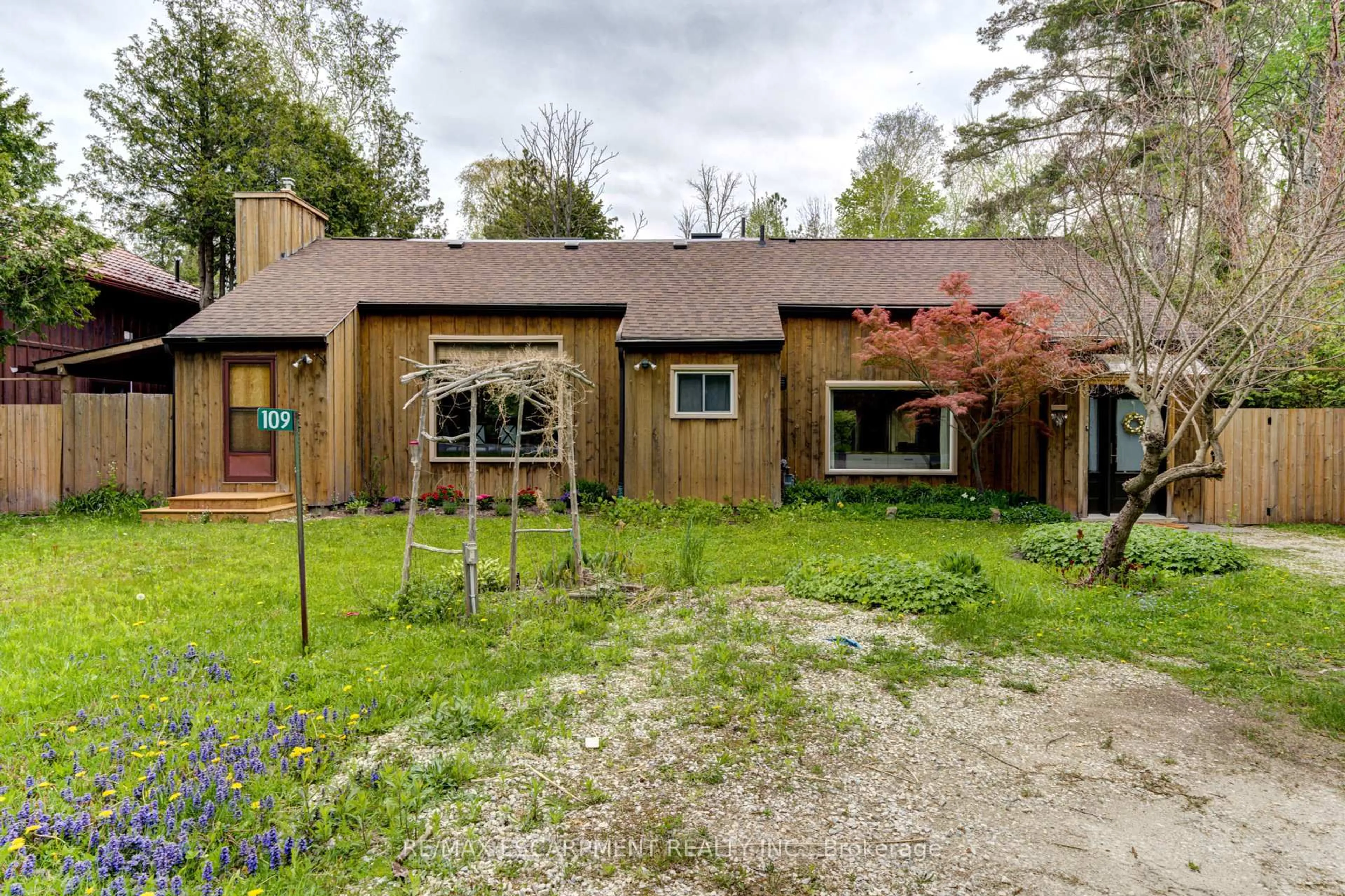 Home with brick exterior material, unknown for 109 Hope St, Blue Mountains Ontario L9Y 0L1