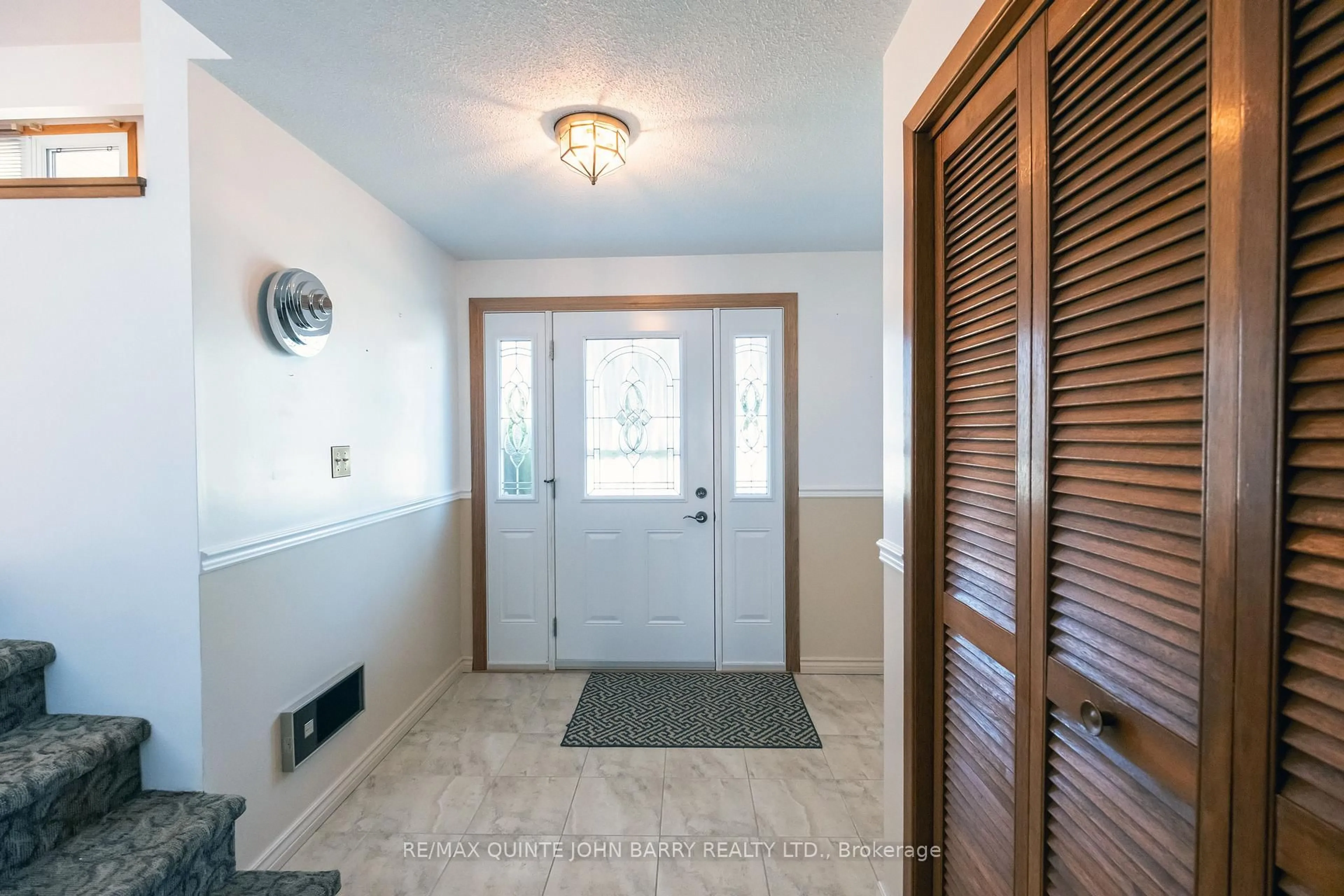 Indoor entryway for 31 O'Neil Cres, Quinte West Ontario K8V 5Y5