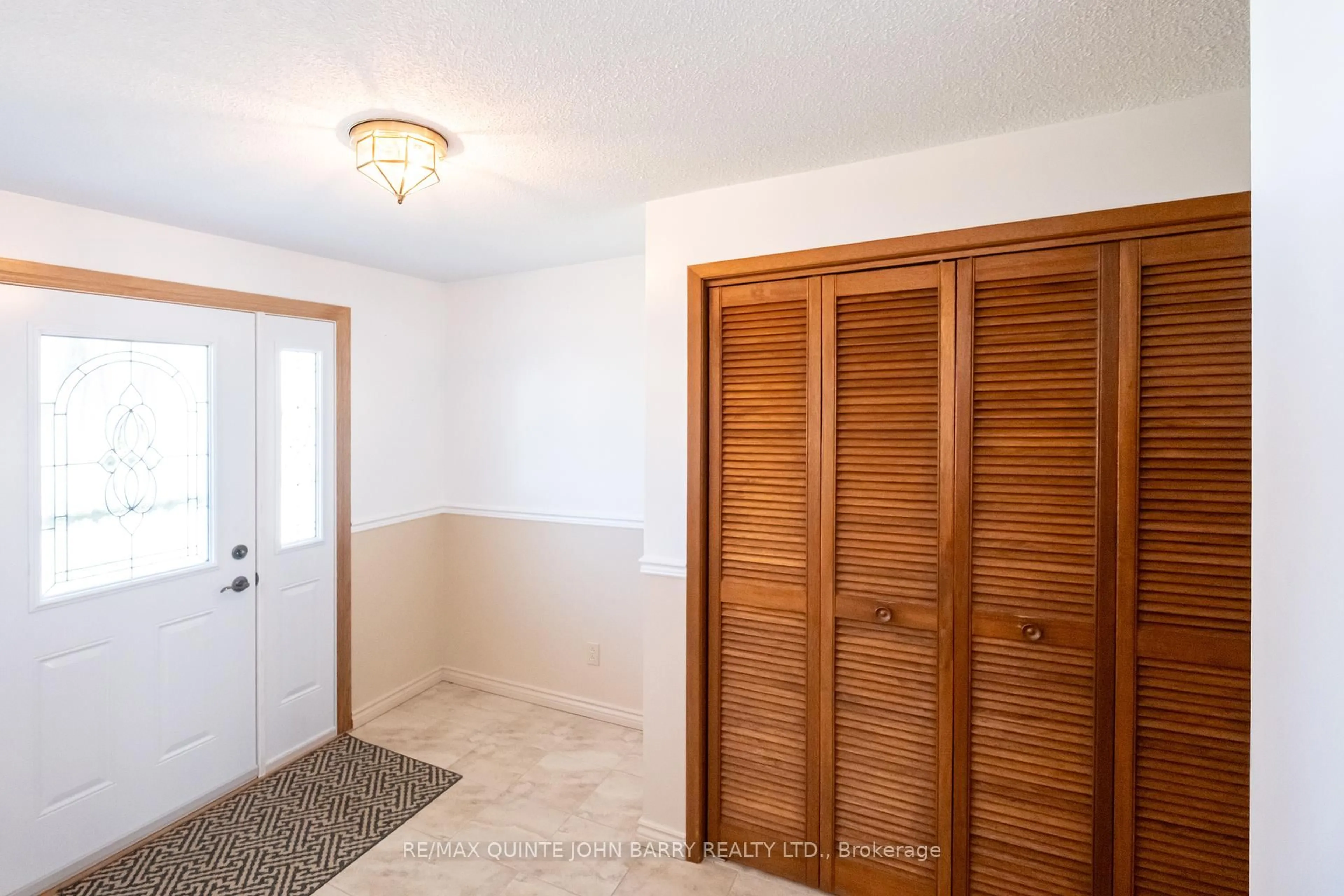 Indoor entryway for 31 O'Neil Cres, Quinte West Ontario K8V 5Y5