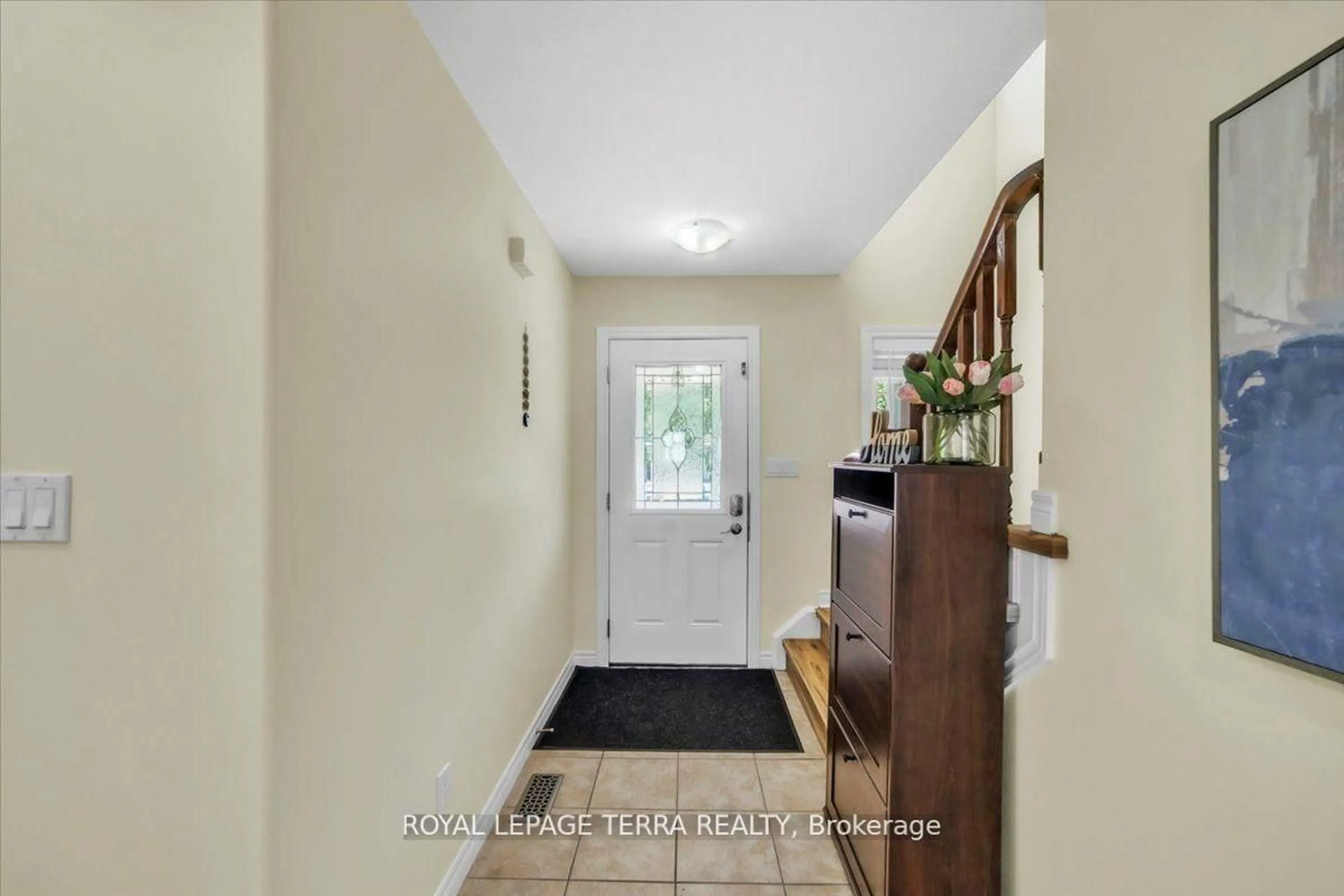 Indoor entryway for 31 Vipond St, Guelph Ontario N1E 0G9