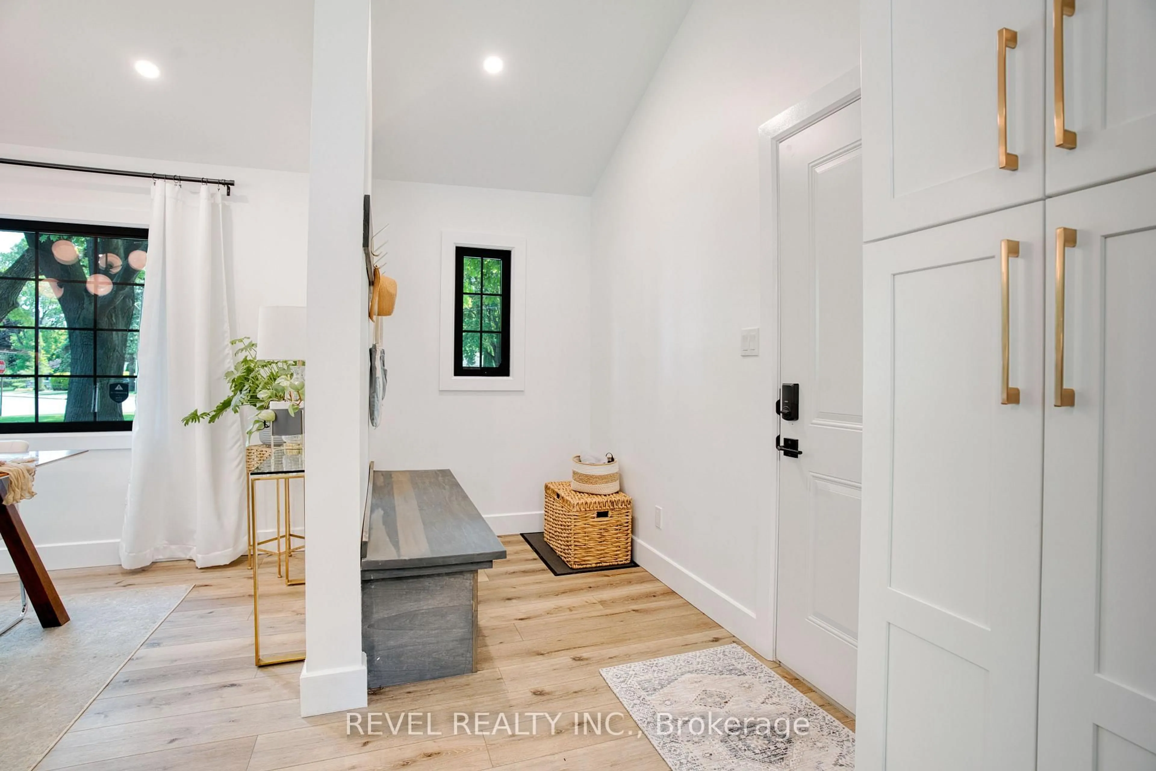 Indoor entryway for 793 Green Lane, London North Ontario N6H 2V2
