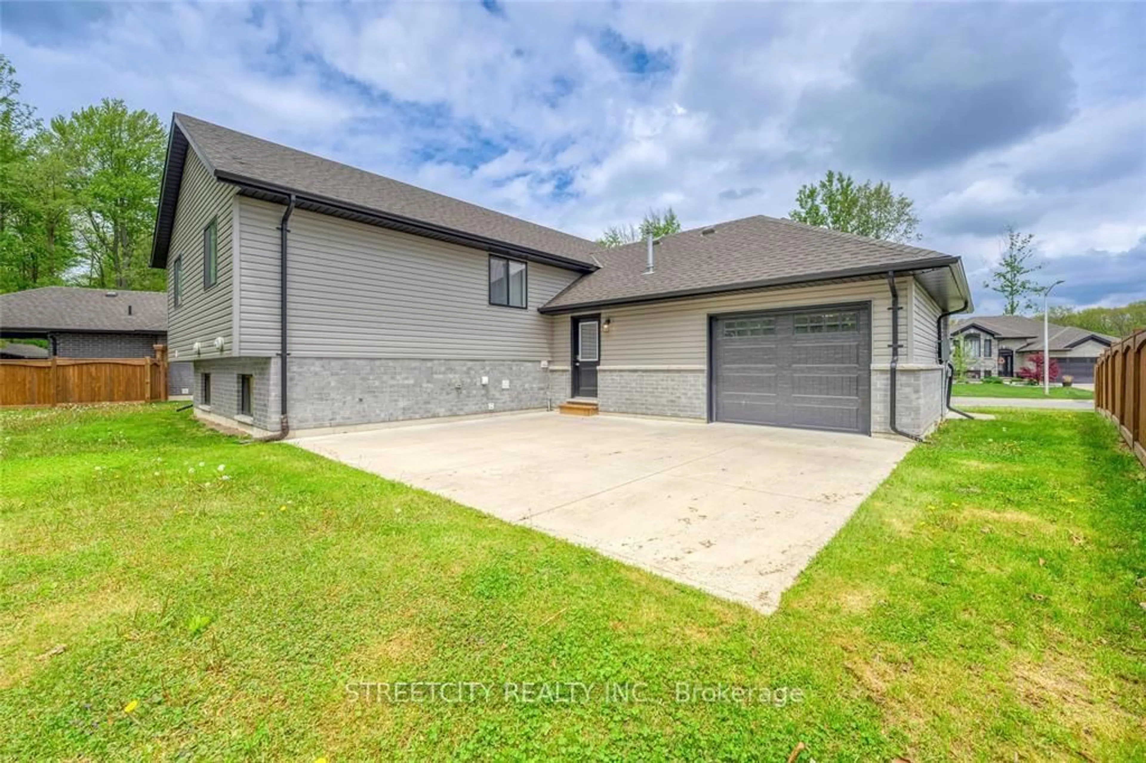 Home with brick exterior material, street for 657 Winners Circ, St. Clair Ontario N0N 1G0