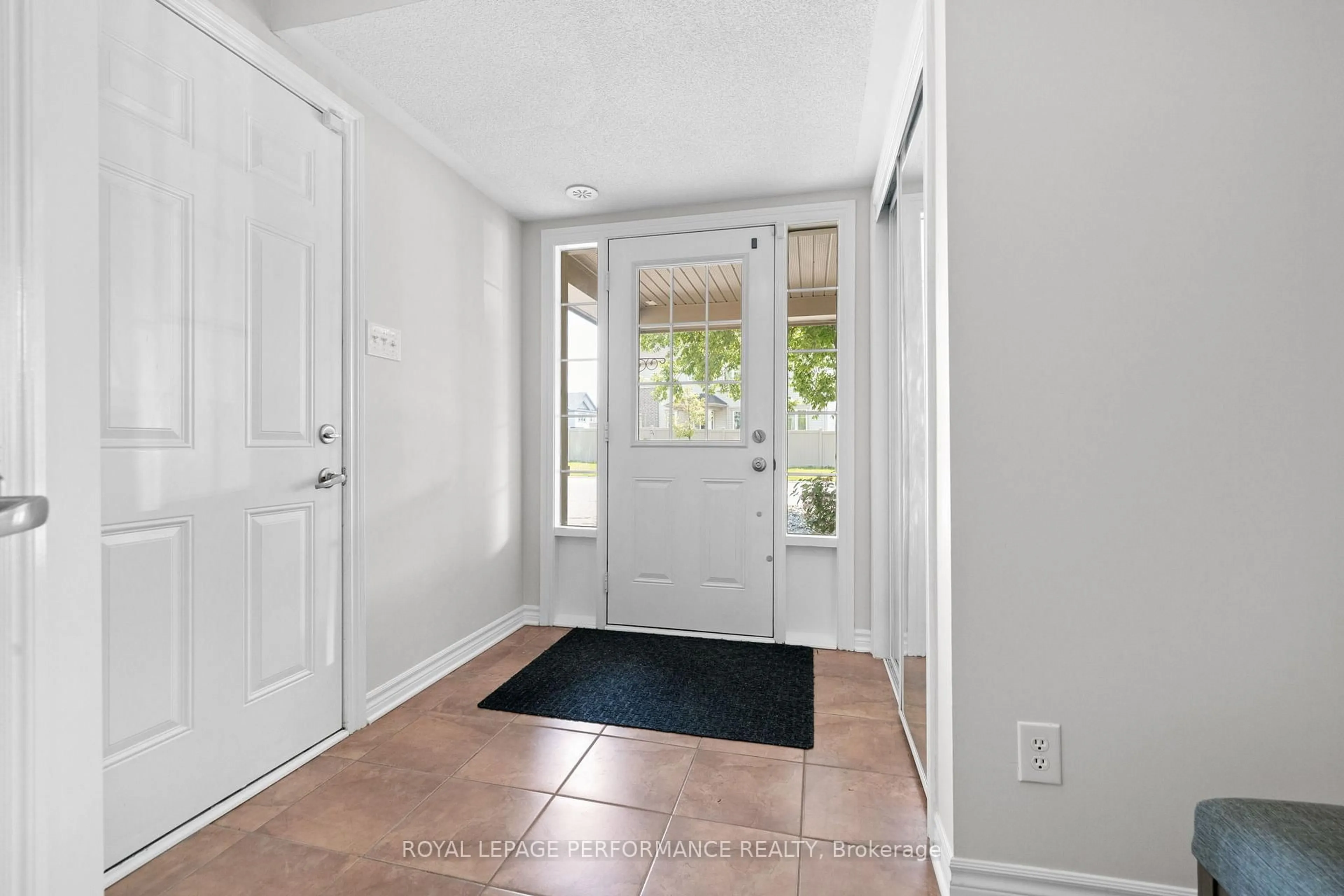 Indoor entryway for 2527 Waterlilly Way, Ottawa Ontario K2J 0K2