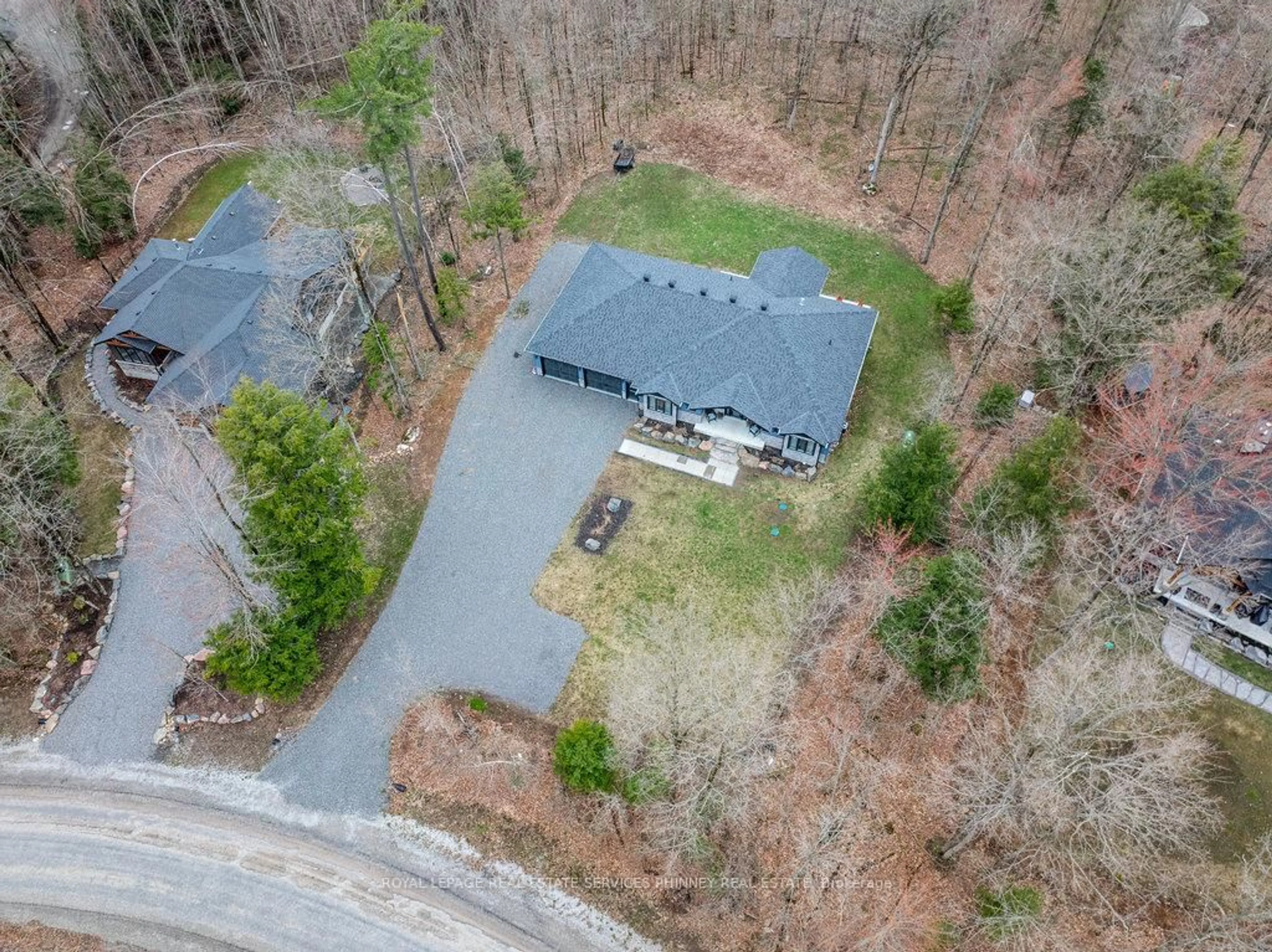 A pic from outside/outdoor area/front of a property/back of a property/a pic from drone, street for 1068 Xavier St, Gravenhurst Ontario P0E 1G0
