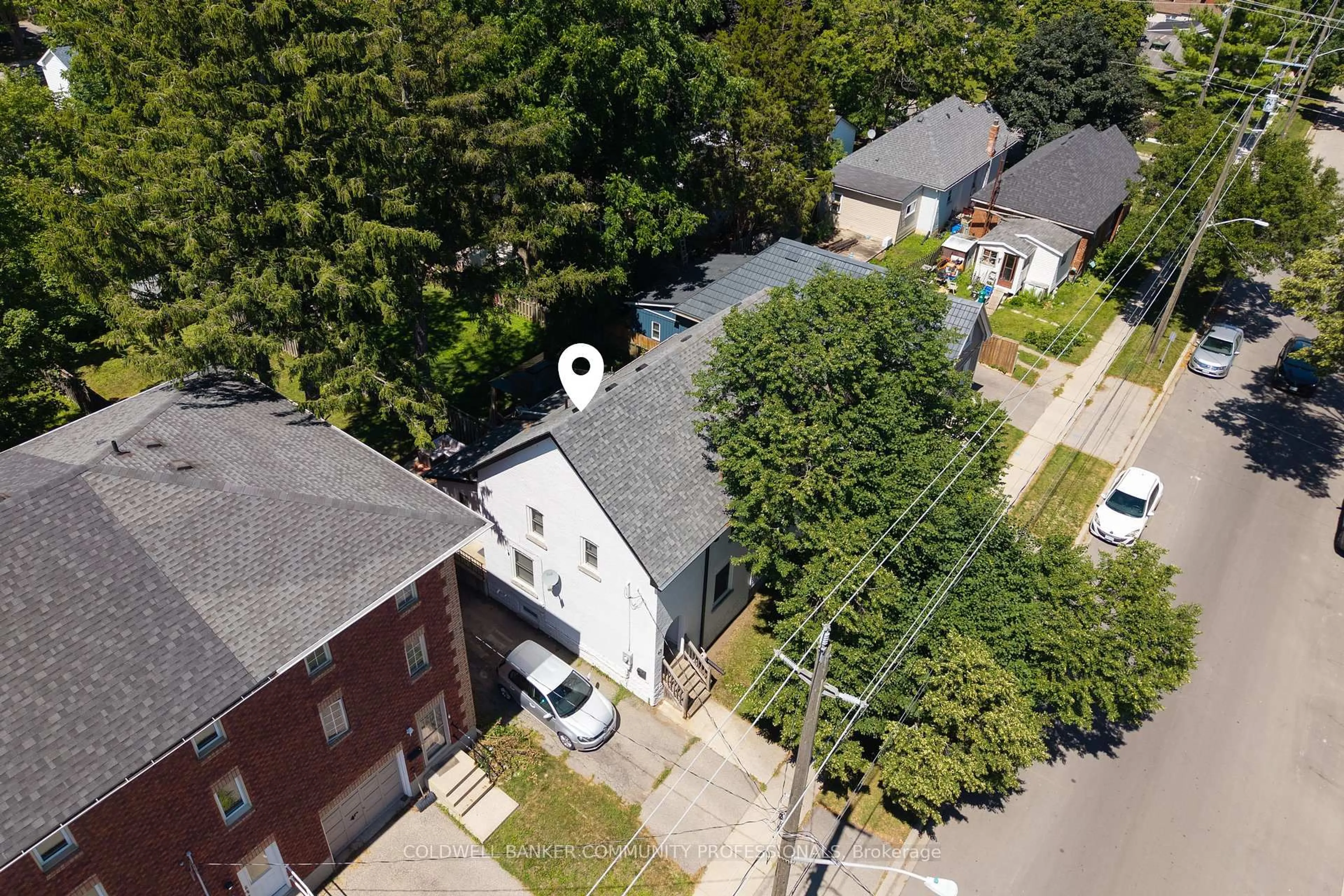 A pic from outside/outdoor area/front of a property/back of a property/a pic from drone, street for 43 Walnut St, Brant Ontario N3T 1H1