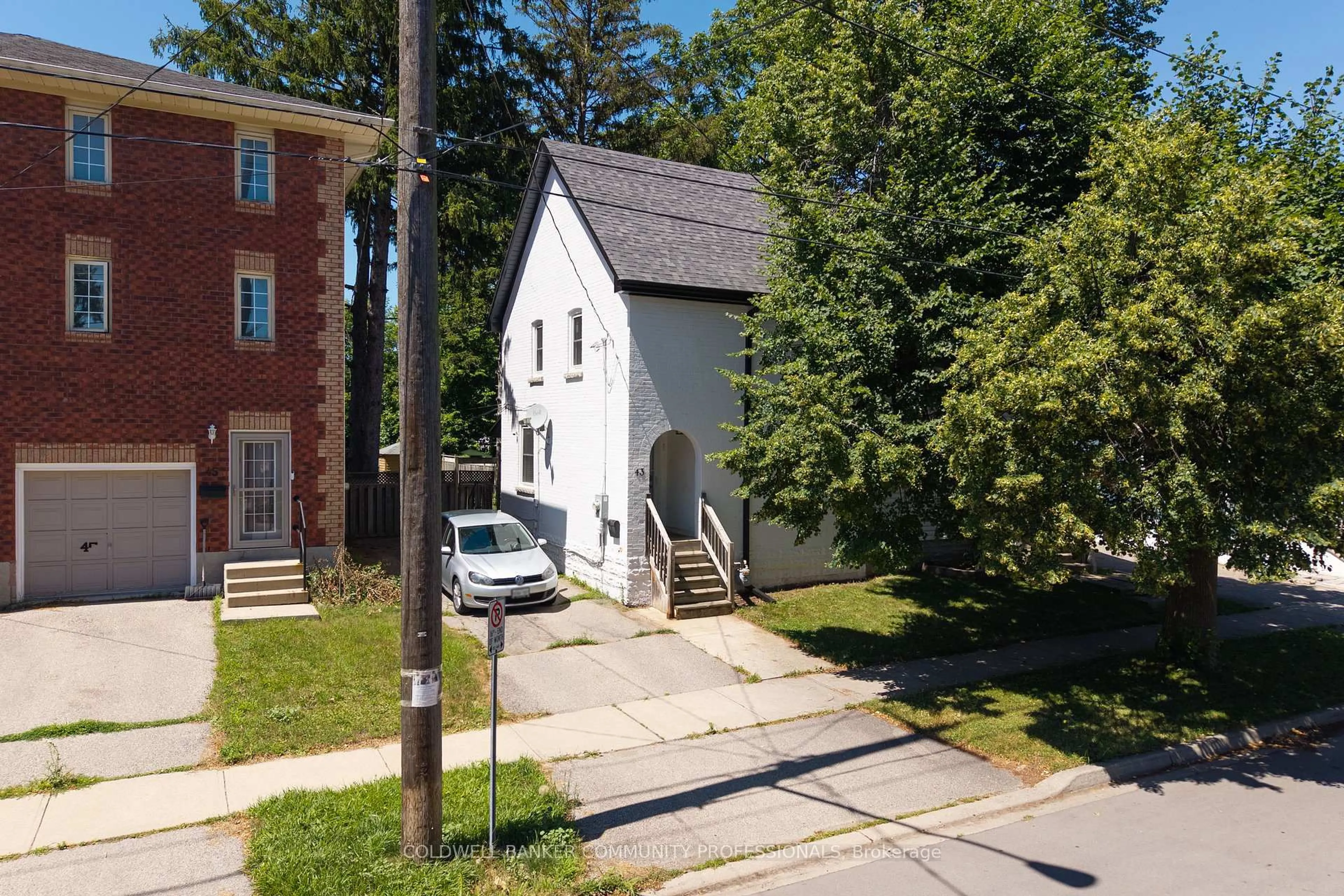 A pic from outside/outdoor area/front of a property/back of a property/a pic from drone, street for 43 Walnut St, Brant Ontario N3T 1H1