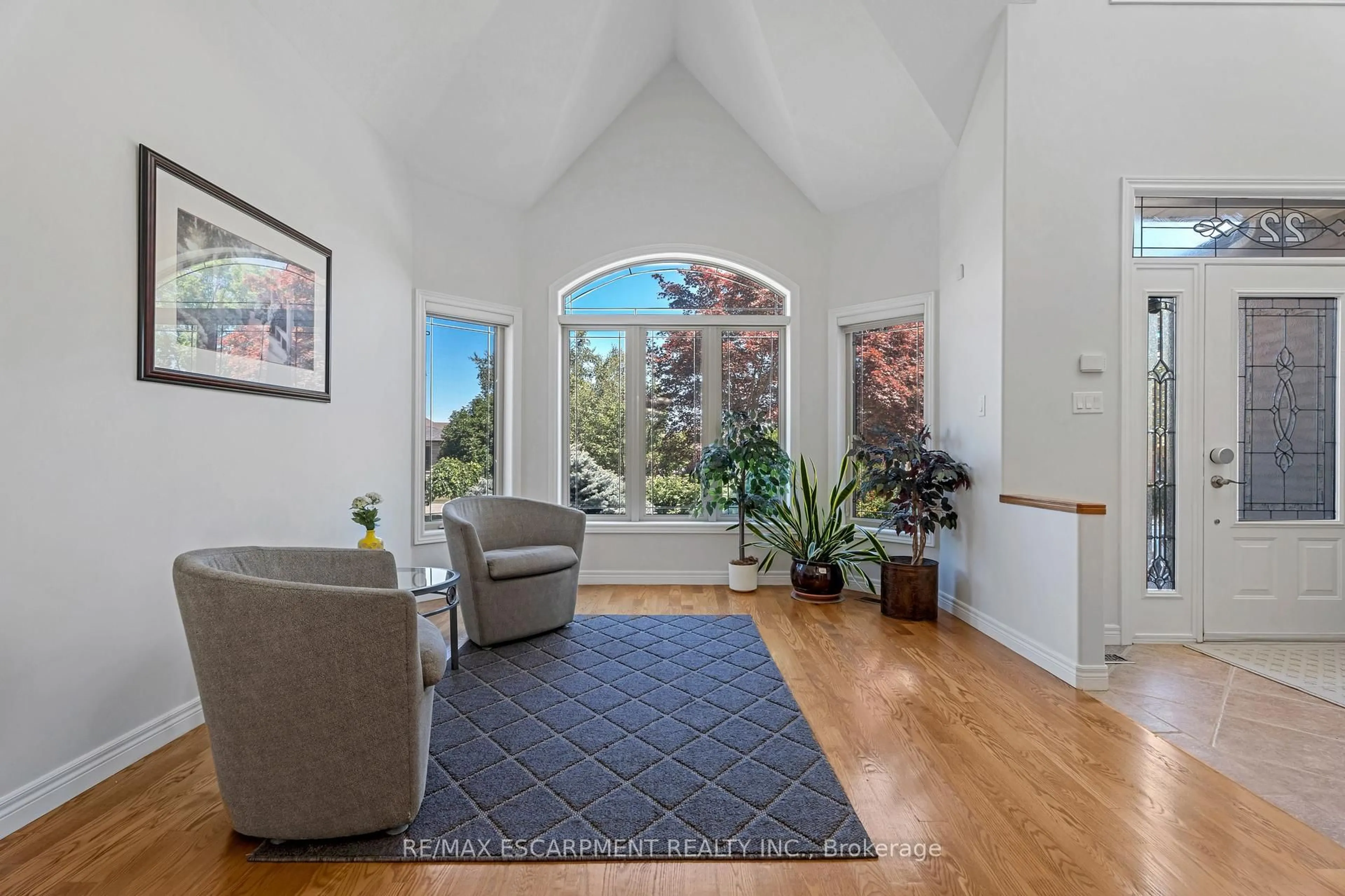 Indoor entryway for 22 Shadeland Cres, Hamilton Ontario L8G 4Y1