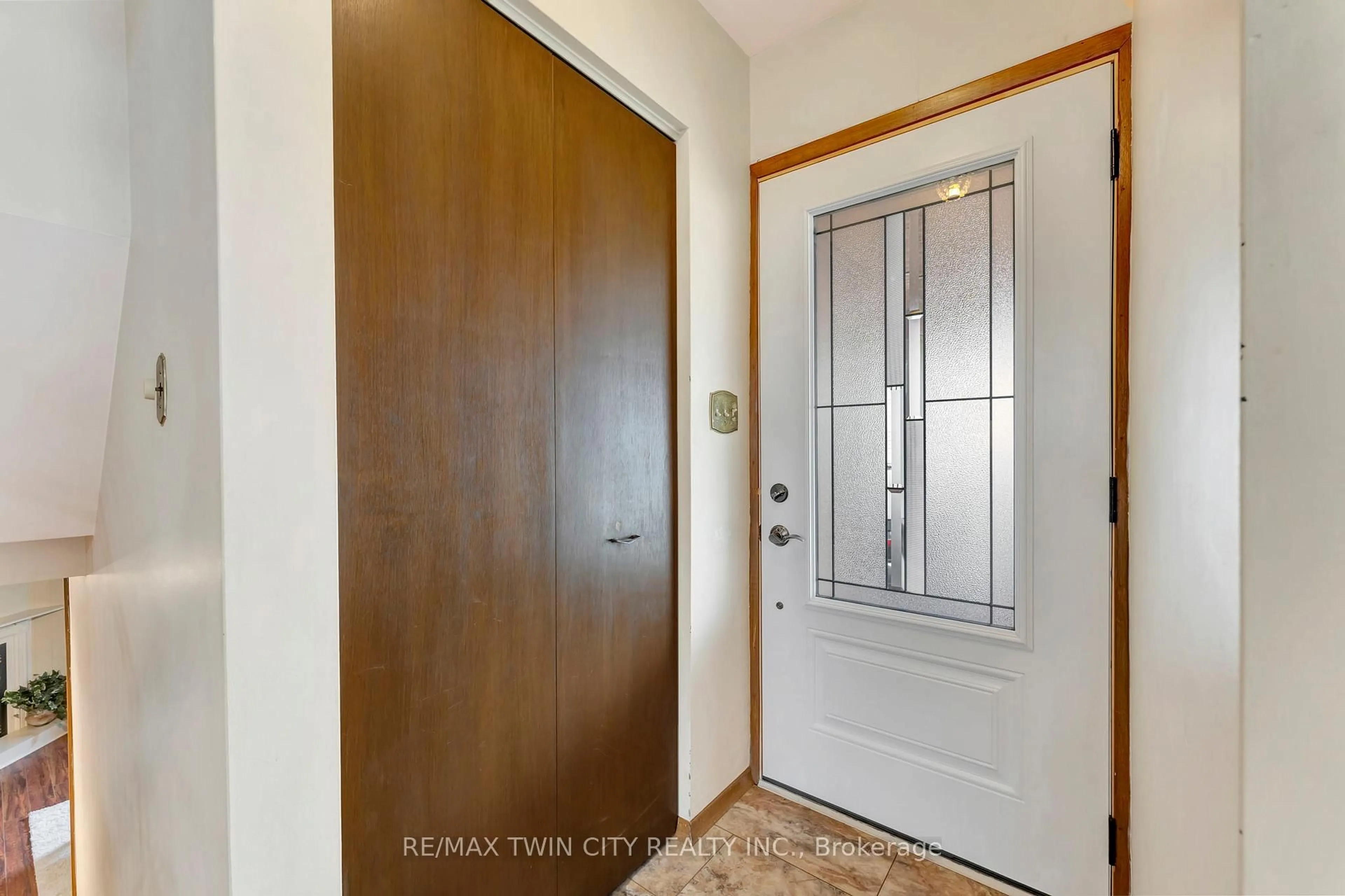 Indoor entryway for 188 Abbott Pl, Woodstock Ontario N4S 8J7