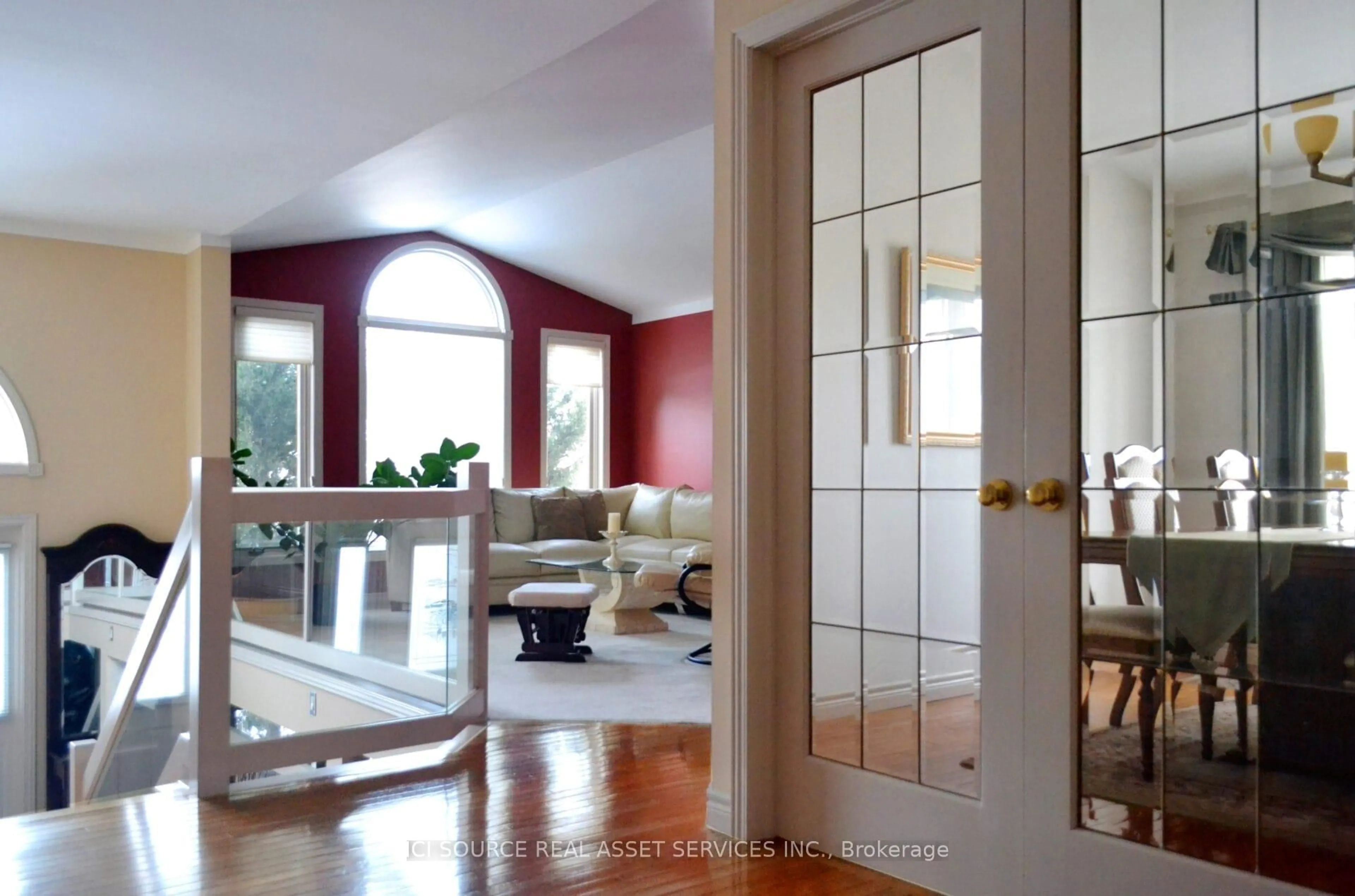 Indoor entryway for 640 Delaware Ave, LaSalle Ontario N9J 3J8