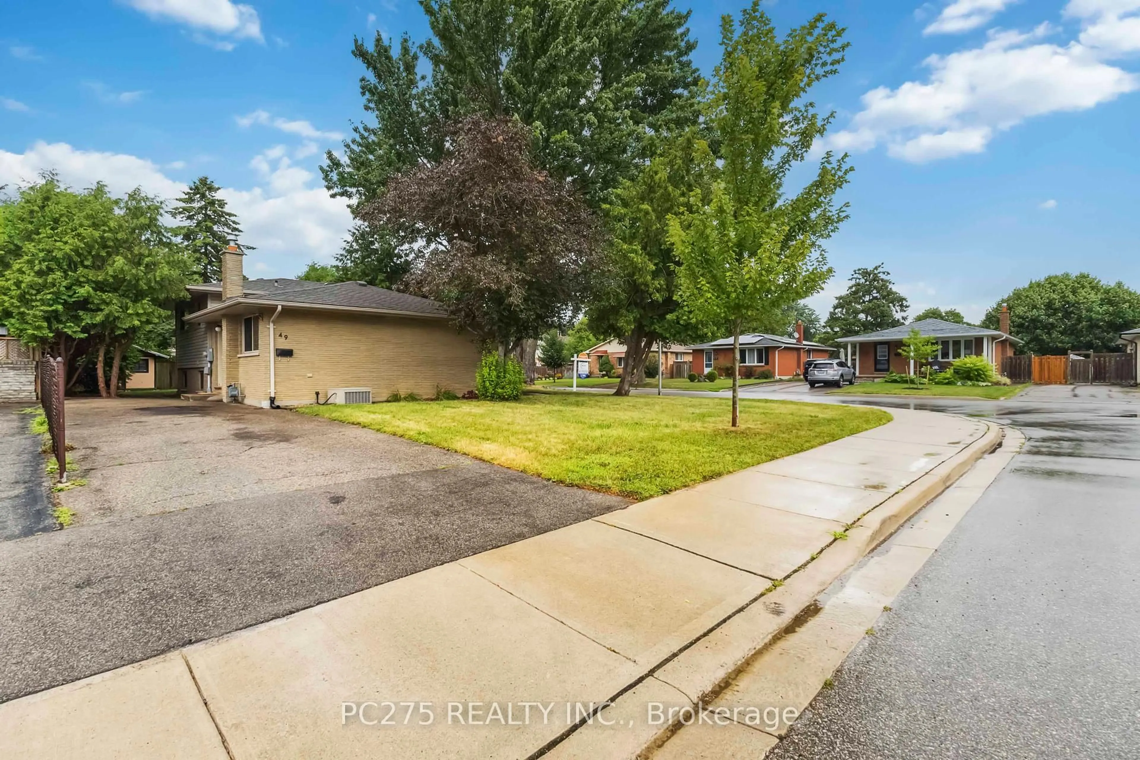 A pic from outside/outdoor area/front of a property/back of a property/a pic from drone, street for 49 Frobisher Cres, London East Ontario N5V 1G7