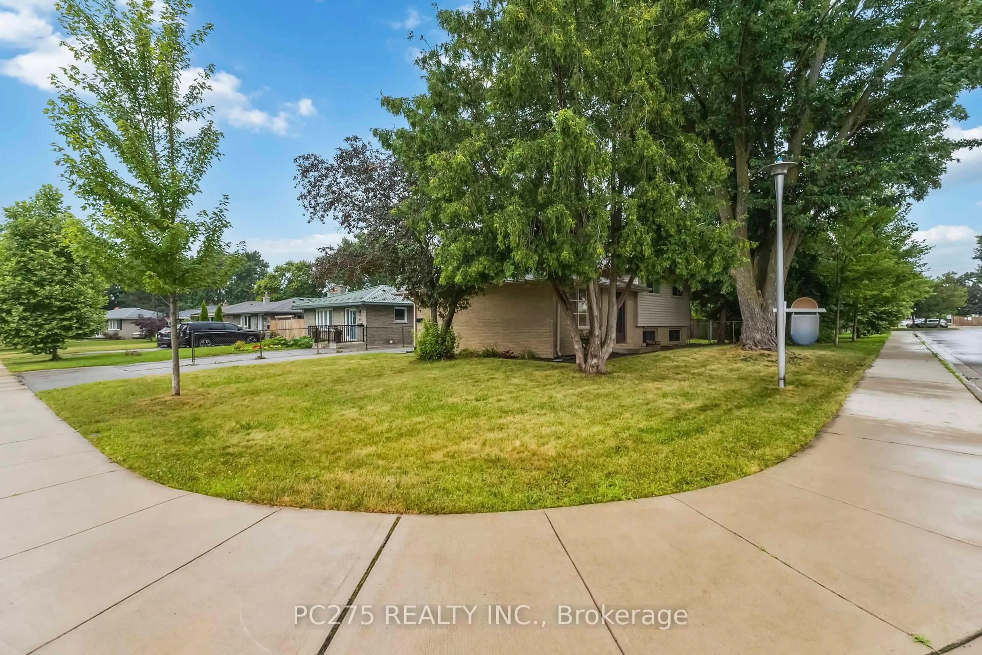 A pic from outside/outdoor area/front of a property/back of a property/a pic from drone, water/lake/river/ocean view for 49 Frobisher Cres, London East Ontario N5V 1G7