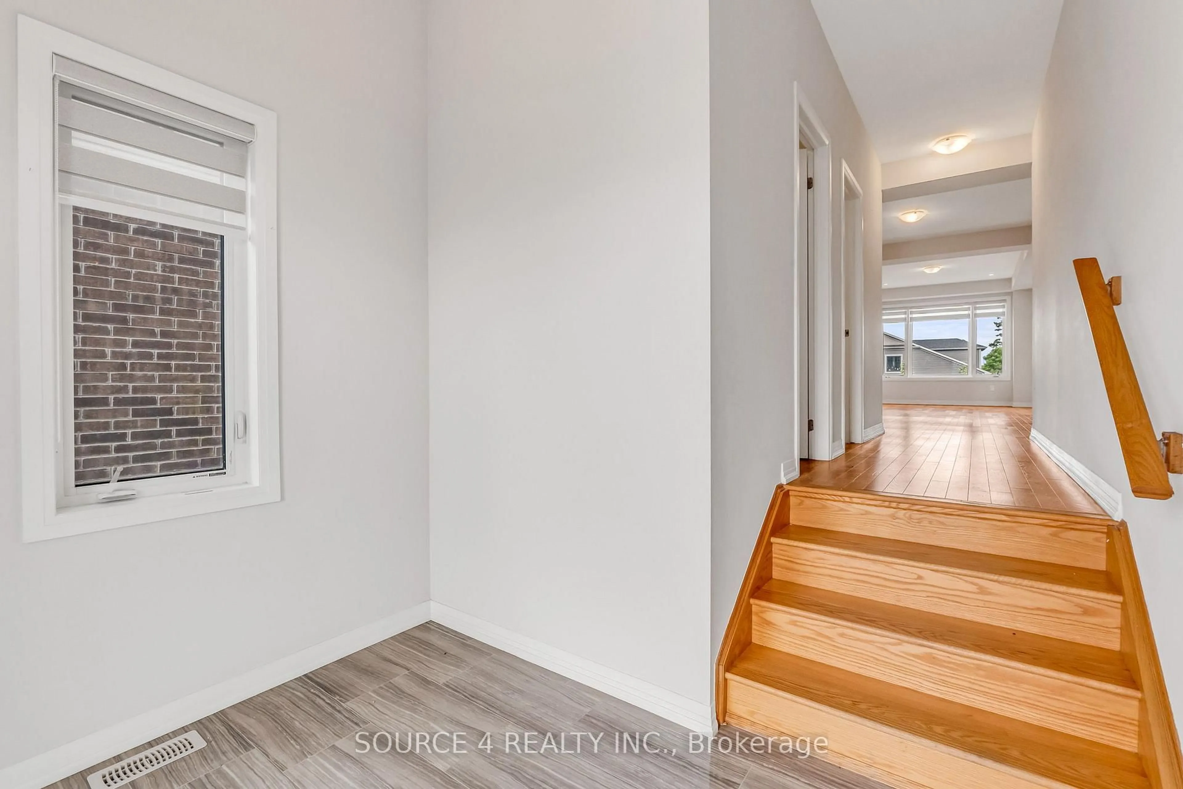 Indoor entryway for 39 Yale Dr, Hamilton Ontario L0R 1W0