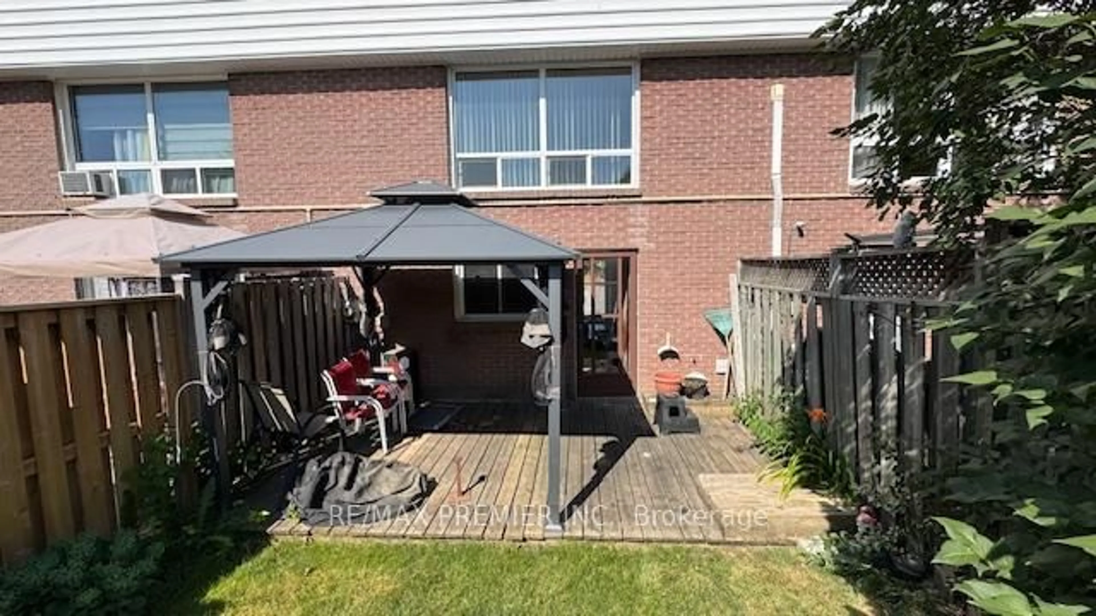 Patio, street for 164E Henry St, Brantford Ontario N3S 5C7