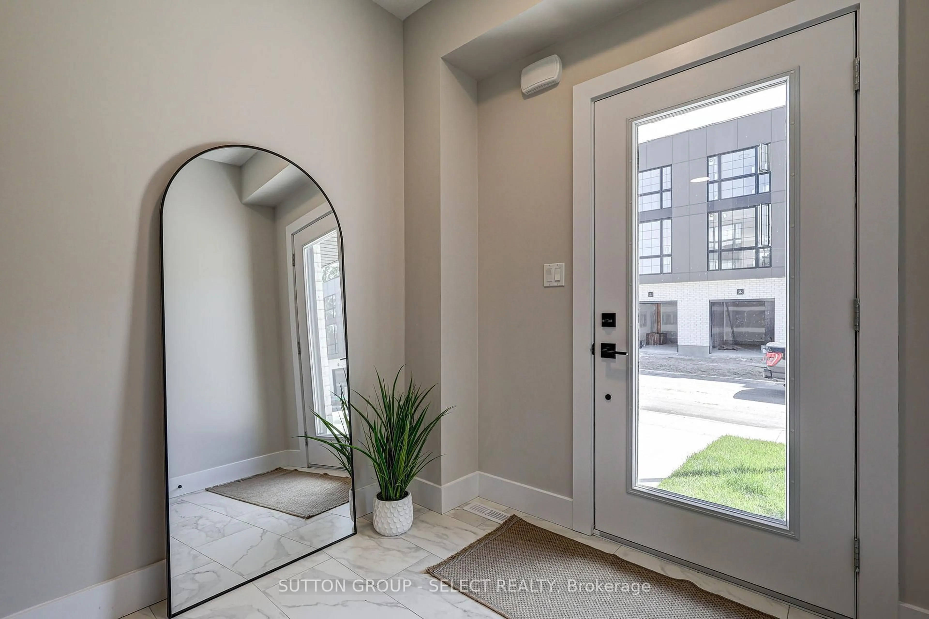 Indoor entryway for 2500 MAIN St #3, London South Ontario N6P 1T5