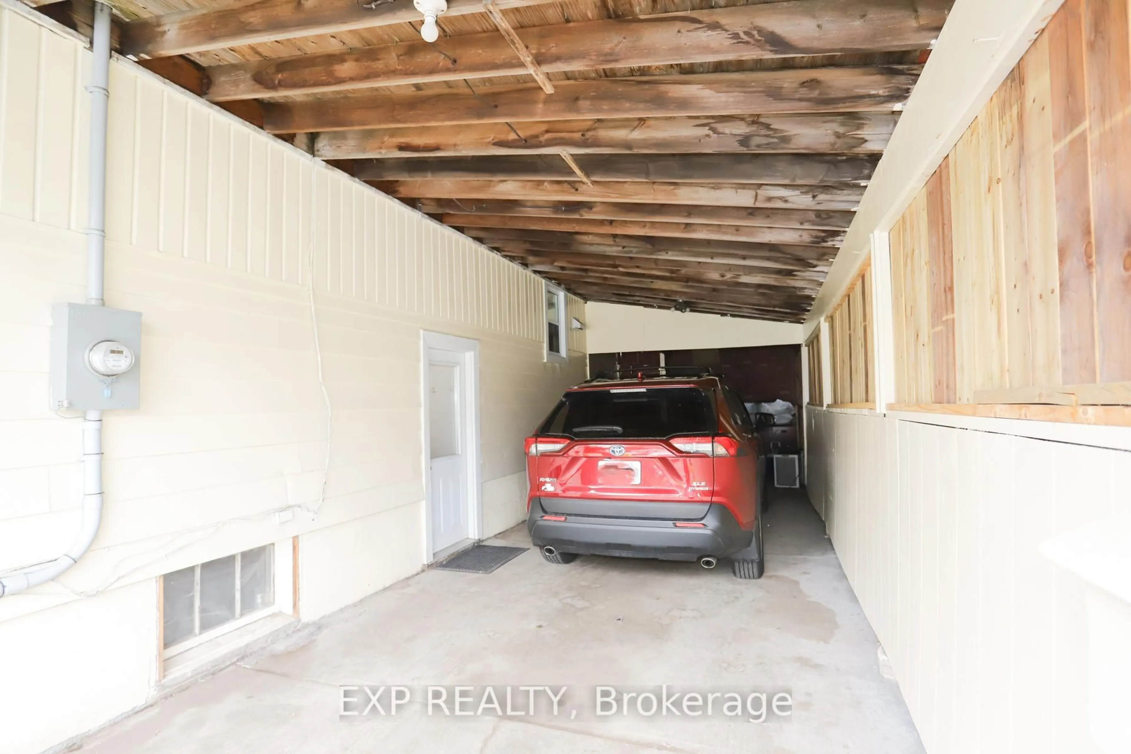 Indoor garage for 511 Morin St, Sault Ste Marie Ontario P6C 3G1