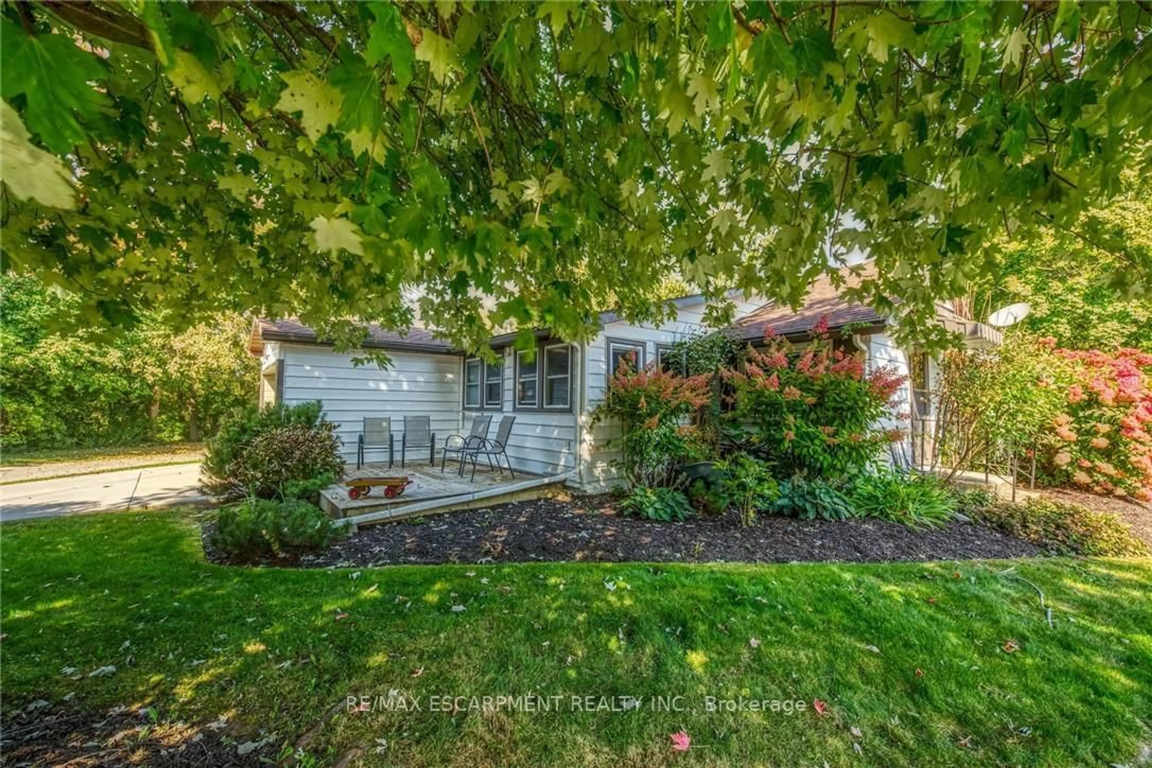 A pic from outside/outdoor area/front of a property/back of a property/a pic from drone, street for 16 Broad Ave, Norfolk Ontario N0A 1N7