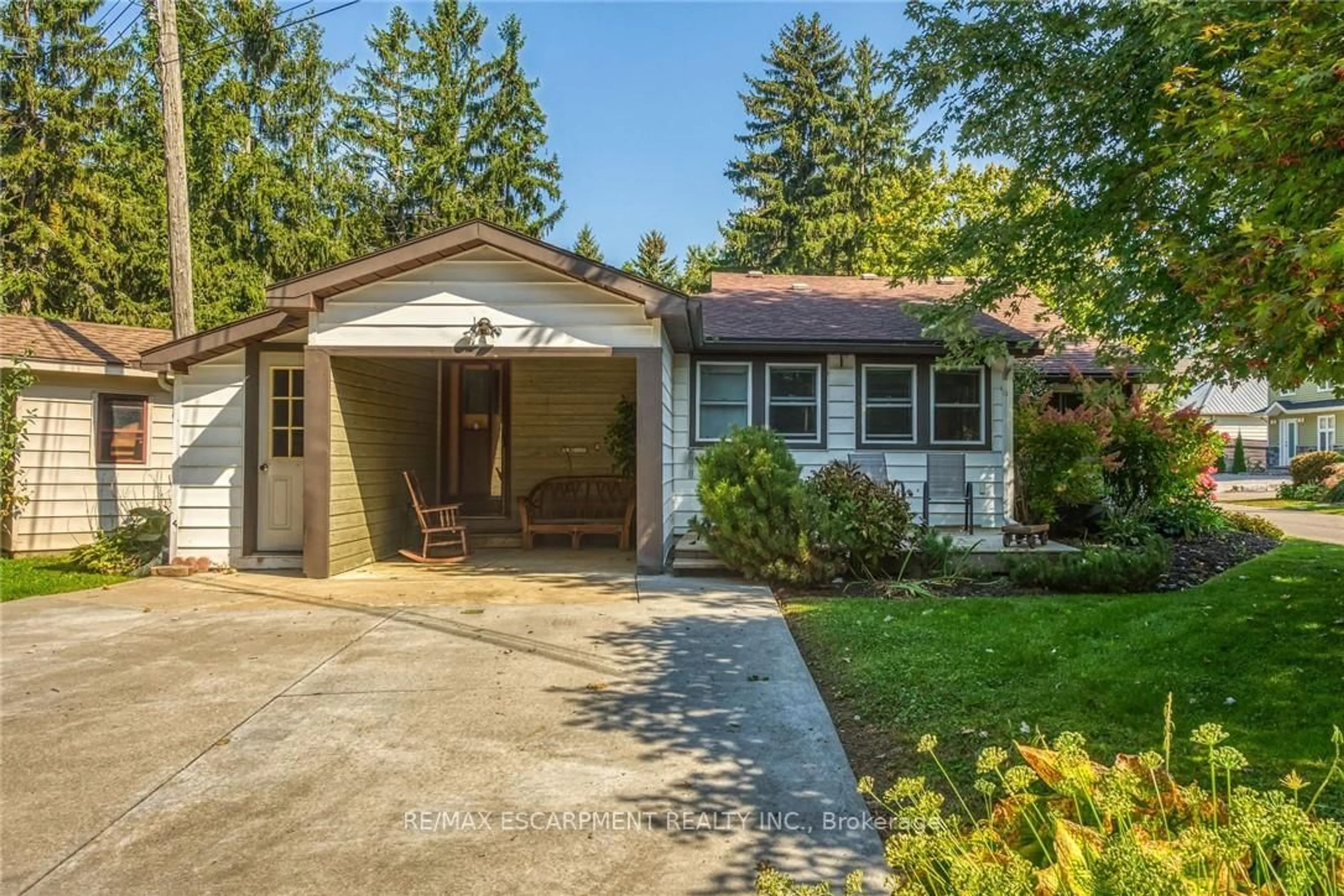 Home with vinyl exterior material, street for 16 Broad Ave, Norfolk Ontario N0A 1N7