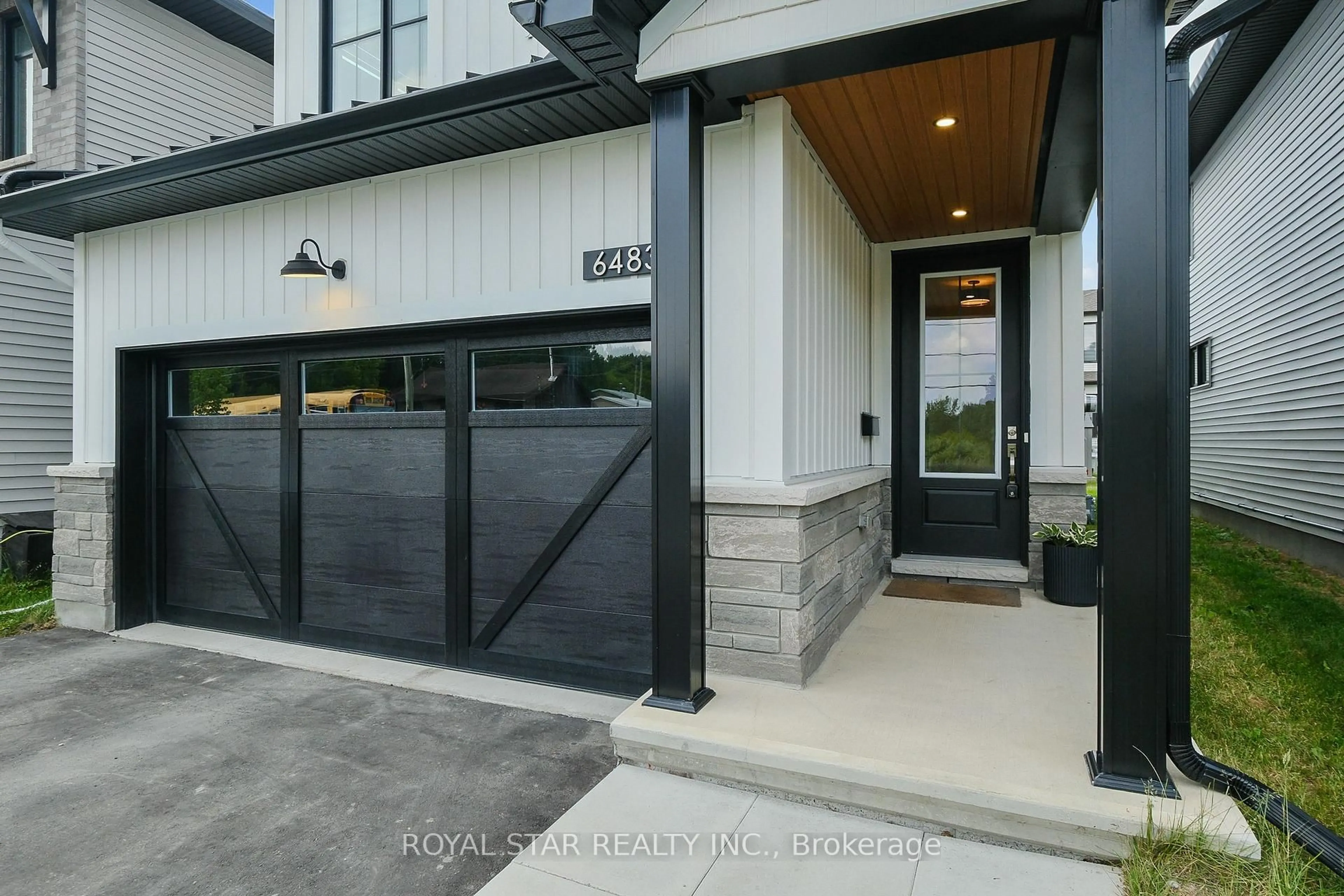 Indoor entryway for 6483 Renaud Rd, Ottawa Ontario K1W 0R8