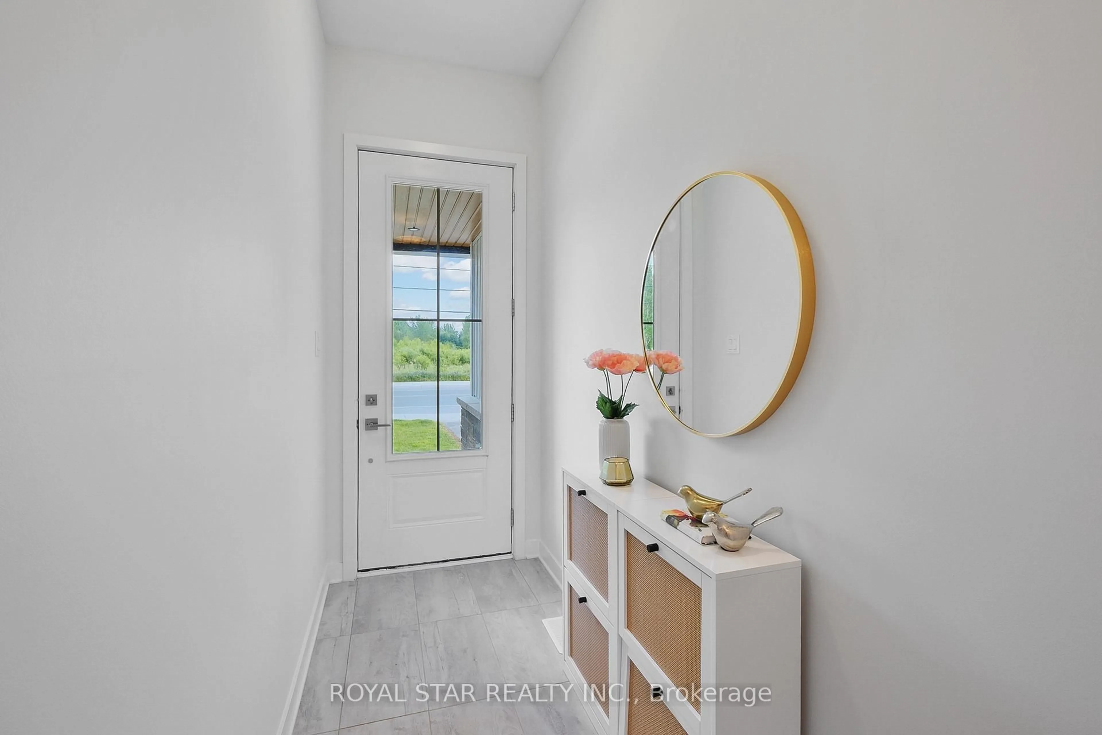 Indoor entryway for 6483 Renaud Rd, Ottawa Ontario K1W 0R8