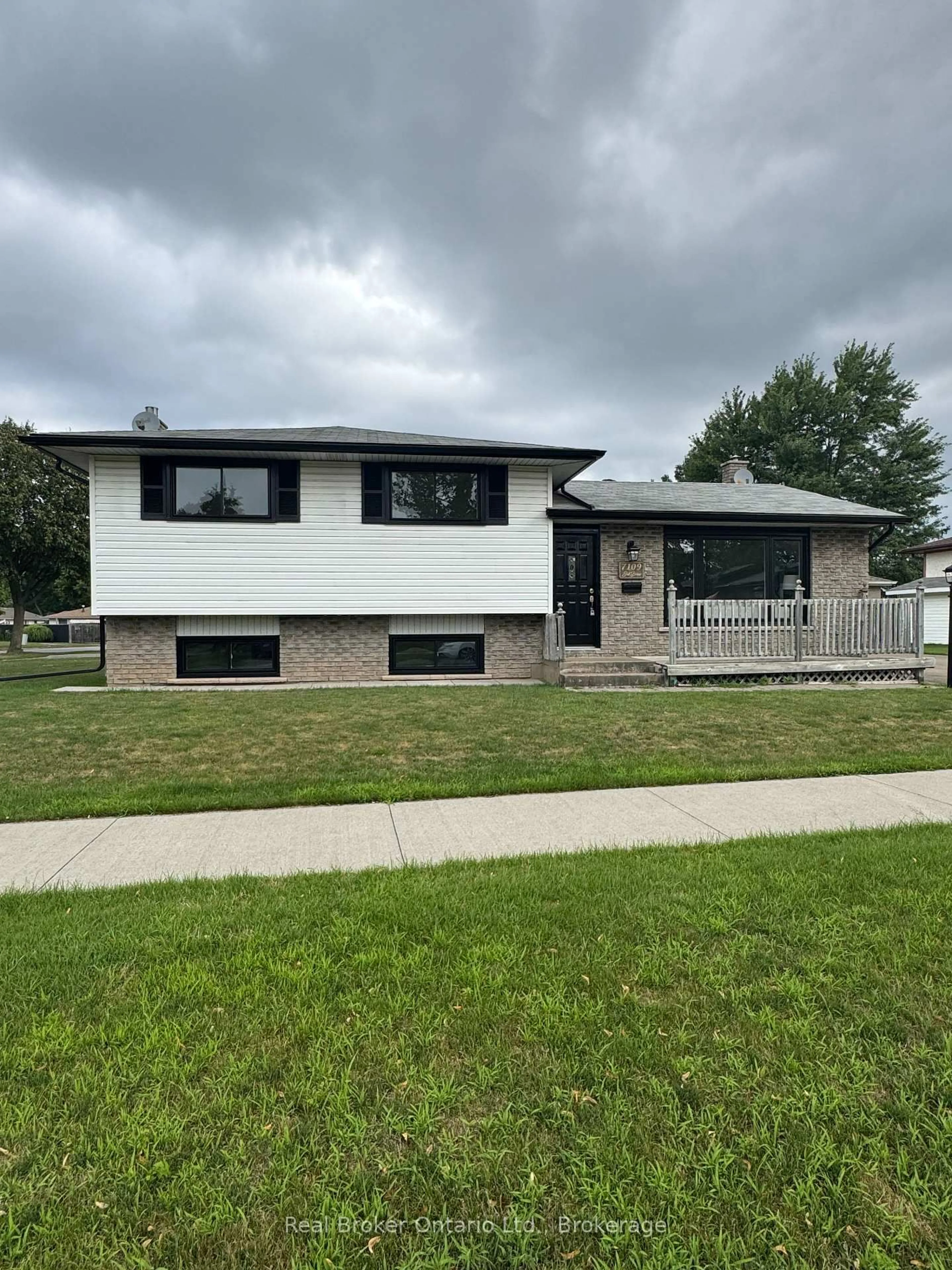 Home with vinyl exterior material, street for 7109 Jill Dr, Niagara Falls Ontario L2G 7C9