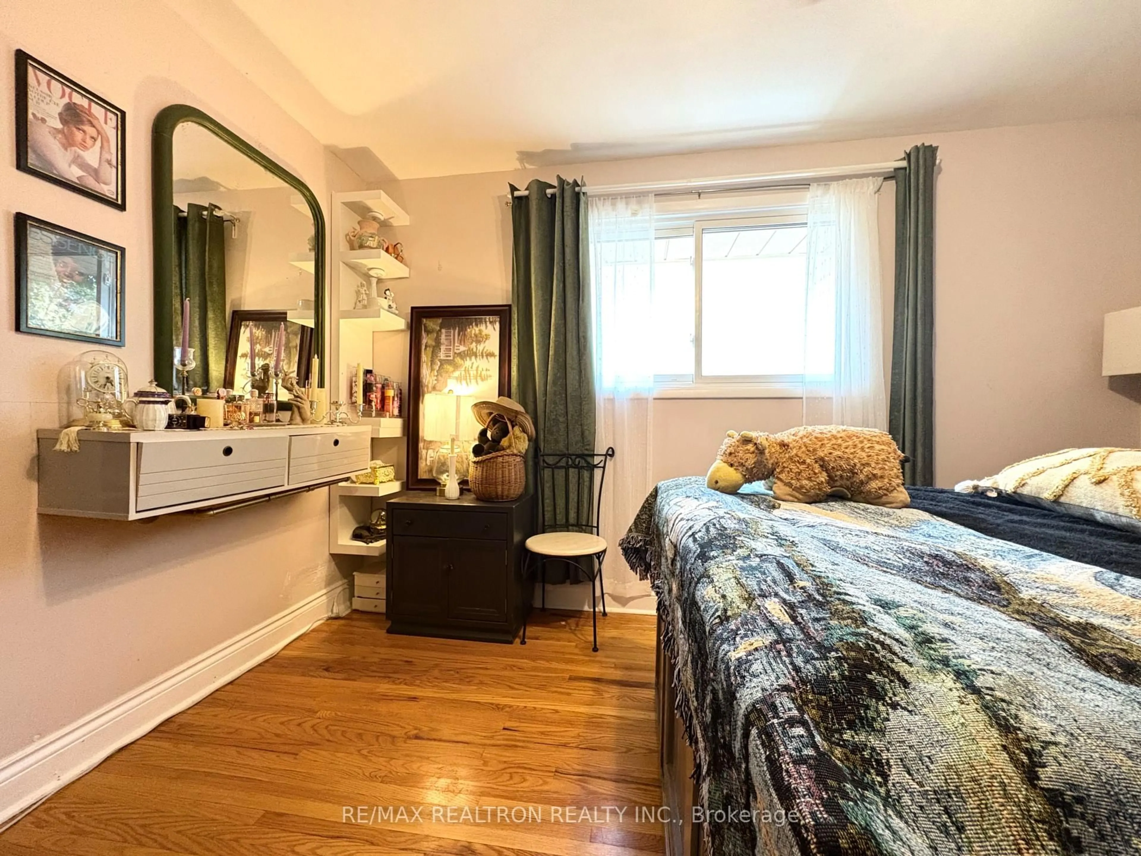 Bedroom with bed, wood/laminate floor for 323 Lindan Ave, Selwyn Ontario K9L 1K9