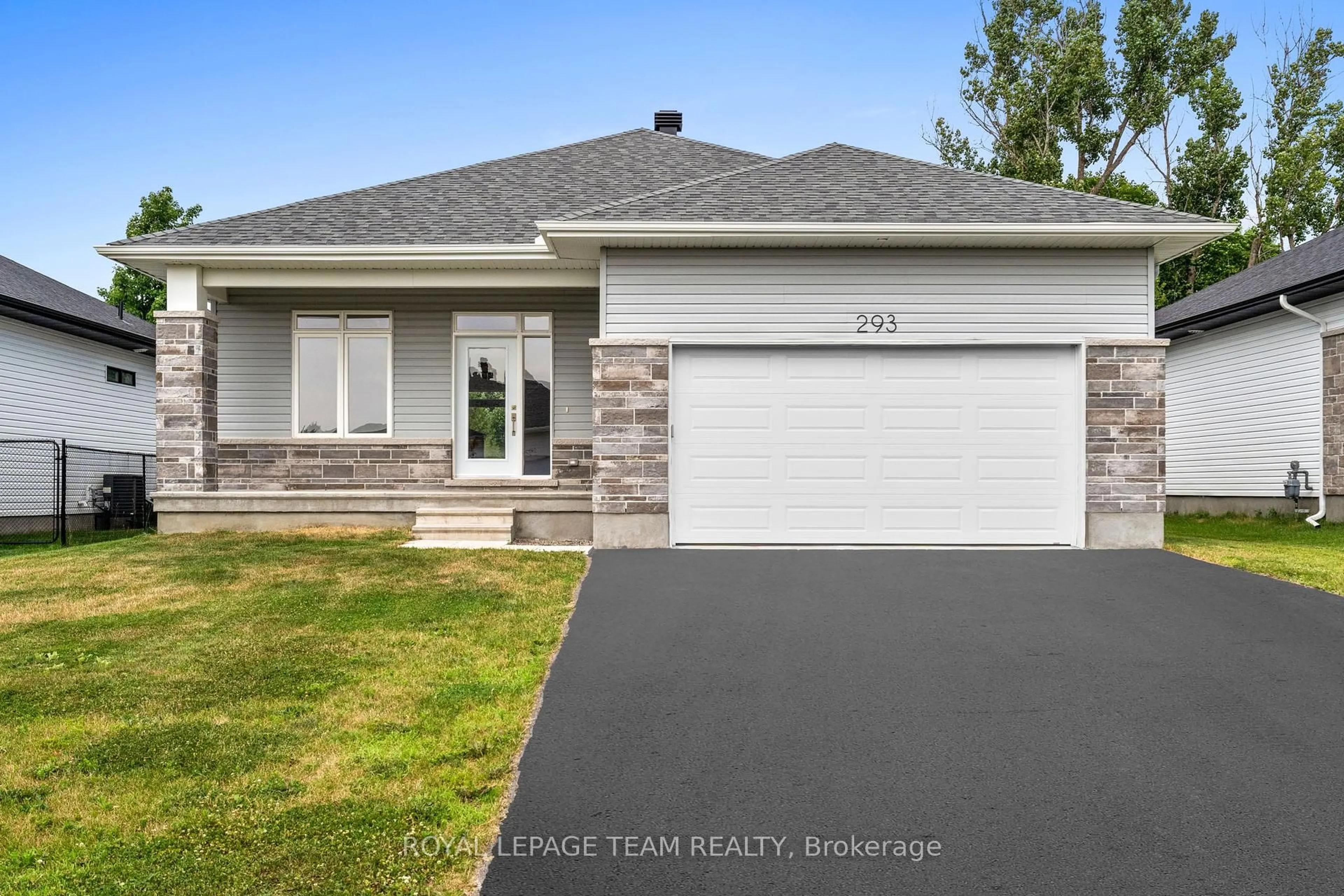 Home with vinyl exterior material, street for 293 WOOD Ave, Smiths Falls Ontario K7A 5H4